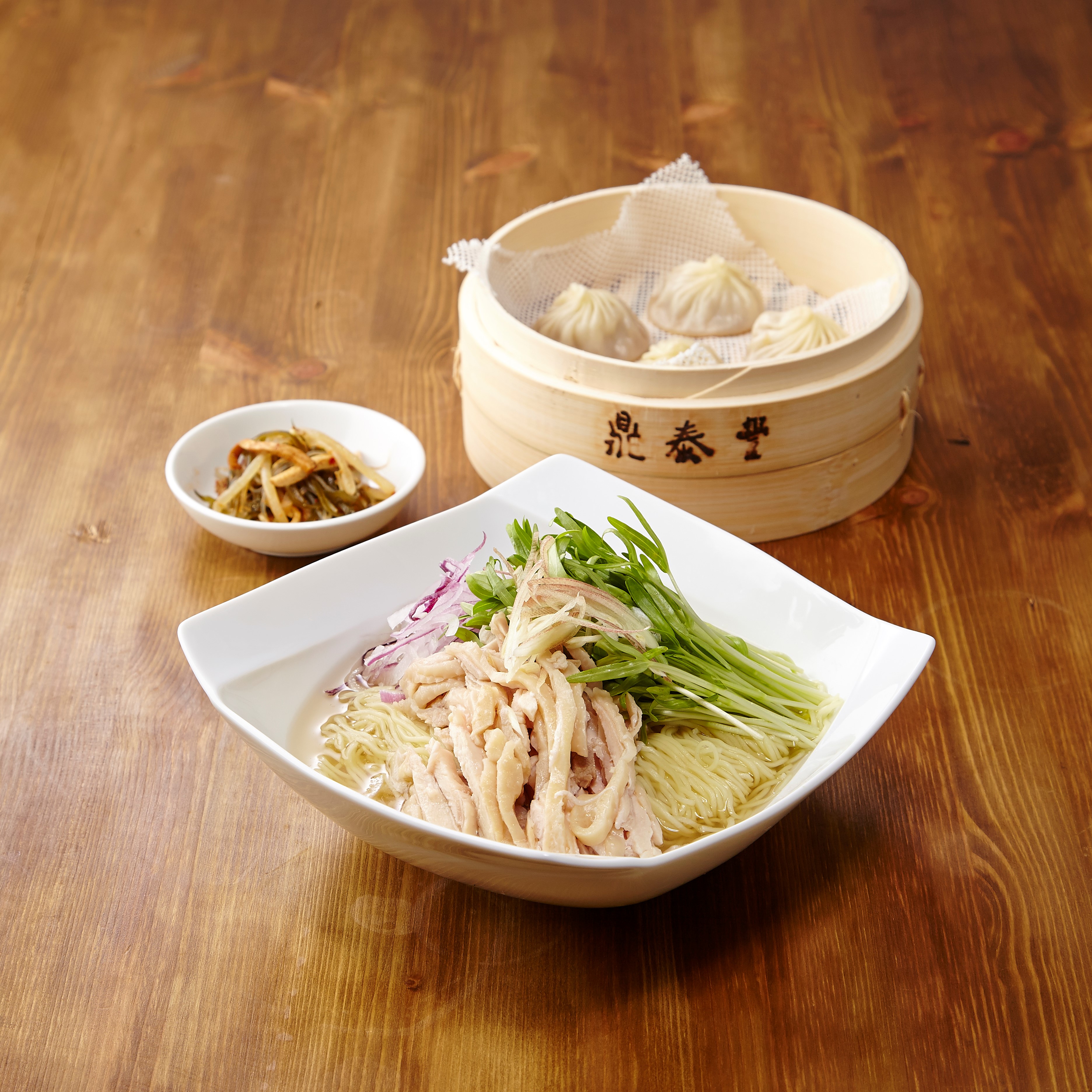この夏食べたいのはどっち！？東京ソラマチ(R) 夏グルメ HOT vs COOLのサブ画像9_冷製鶏スープ麺セット（鼎泰豊）￥1,925