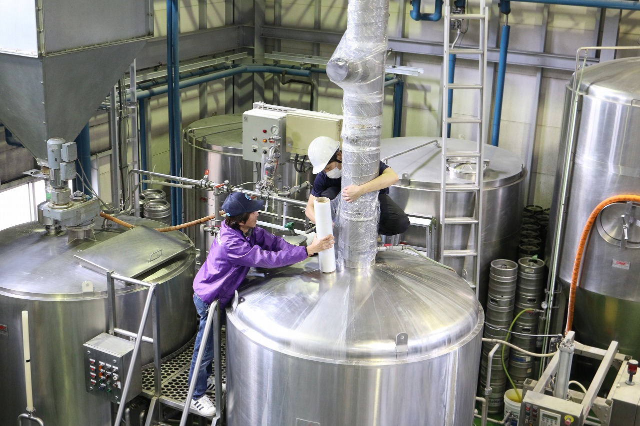 サンクトガーレン、泡まで紫色の甘酸っぱいビール『ホエイサワーエール ブルーベリー』を2021年8月6日より限定発売。チーズ製造時の食品ロス“ホエイ”を活用。のサブ画像4_排気口を塞いでいる様子