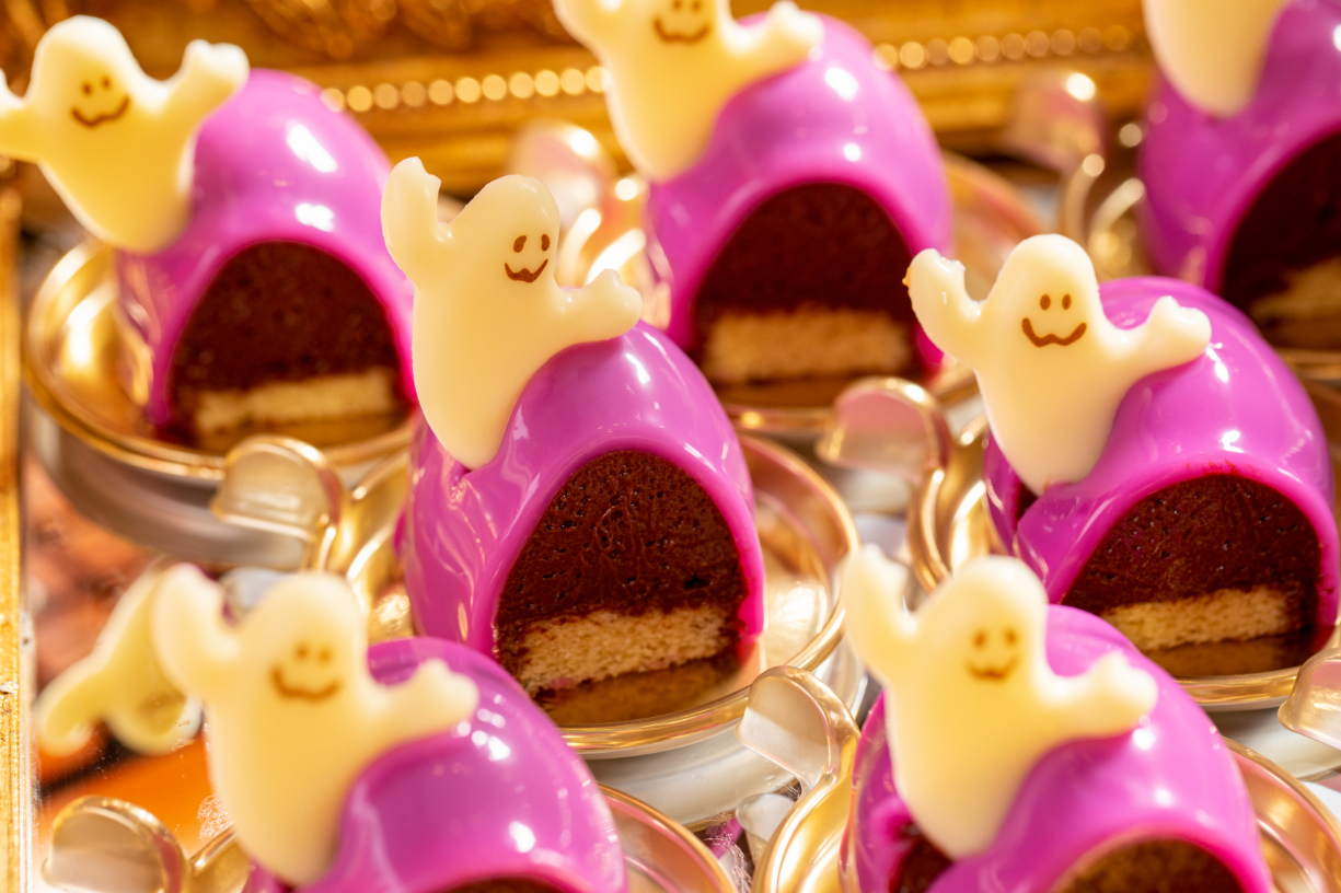 コンラッド東京、妖美(ようび)な2つの世界が入り交じる「ピンク＆シャドウ」ハロウィン・スイーツビュッフェを開催のサブ画像3_ゴーストのチョコレートムース