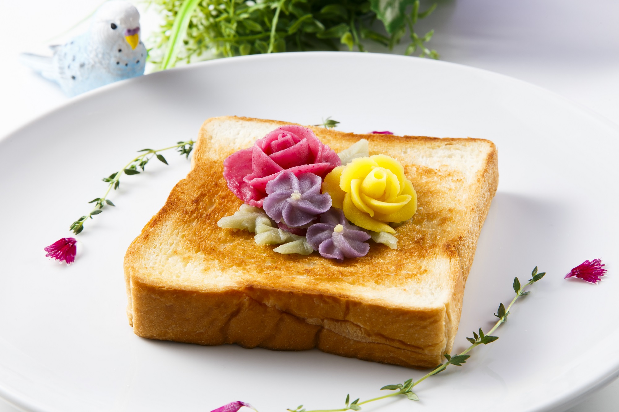 ロールアイスブームを牽引するトレンドファクトリーが8月28日、花をテーマにした「Flower Power Cafe」(フラワーパワーカフェ)を鎌倉にオープン！ 初めてのカフェ業態を出店！のサブ画像6_食べられるお花がカワイイ。お花の餡バタートースト