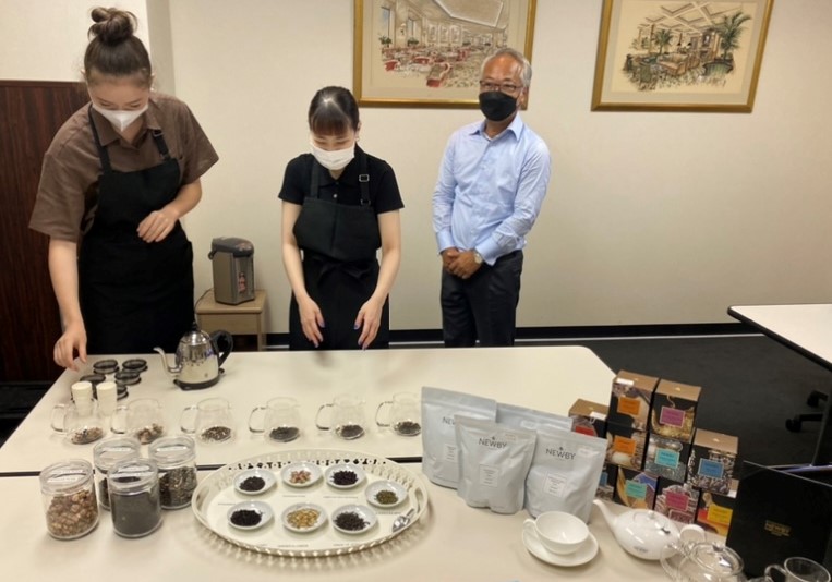 世界で最も受賞歴のある紅茶ブランド「ＮＥＷＢＹ」を楽しめるＮＥＷアフタヌーンティーセット販売のサブ画像7_株式会社ヒュッゲホールディングスによるオリジナルブレンドティー提案風景