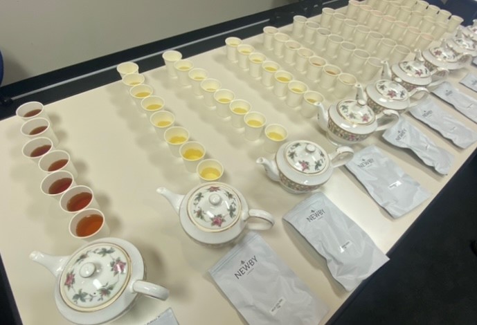 世界で最も受賞歴のある紅茶ブランド「ＮＥＷＢＹ」を楽しめるＮＥＷアフタヌーンティーセット販売のサブ画像8_複数のNEWBYの紅茶を試飲し、提供する茶葉を選定