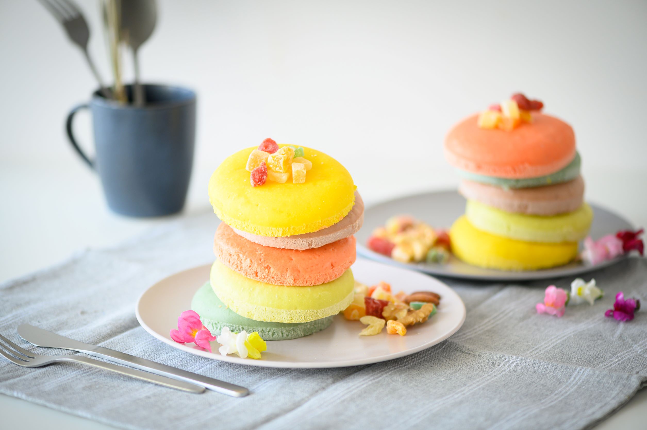 ついについに！！日本初の『カラフルな冷凍パンケーキ🍀Happy Color Pancakes』新発売！のサブ画像1_ナッツとフルーツをトッピングしてブランチに♪