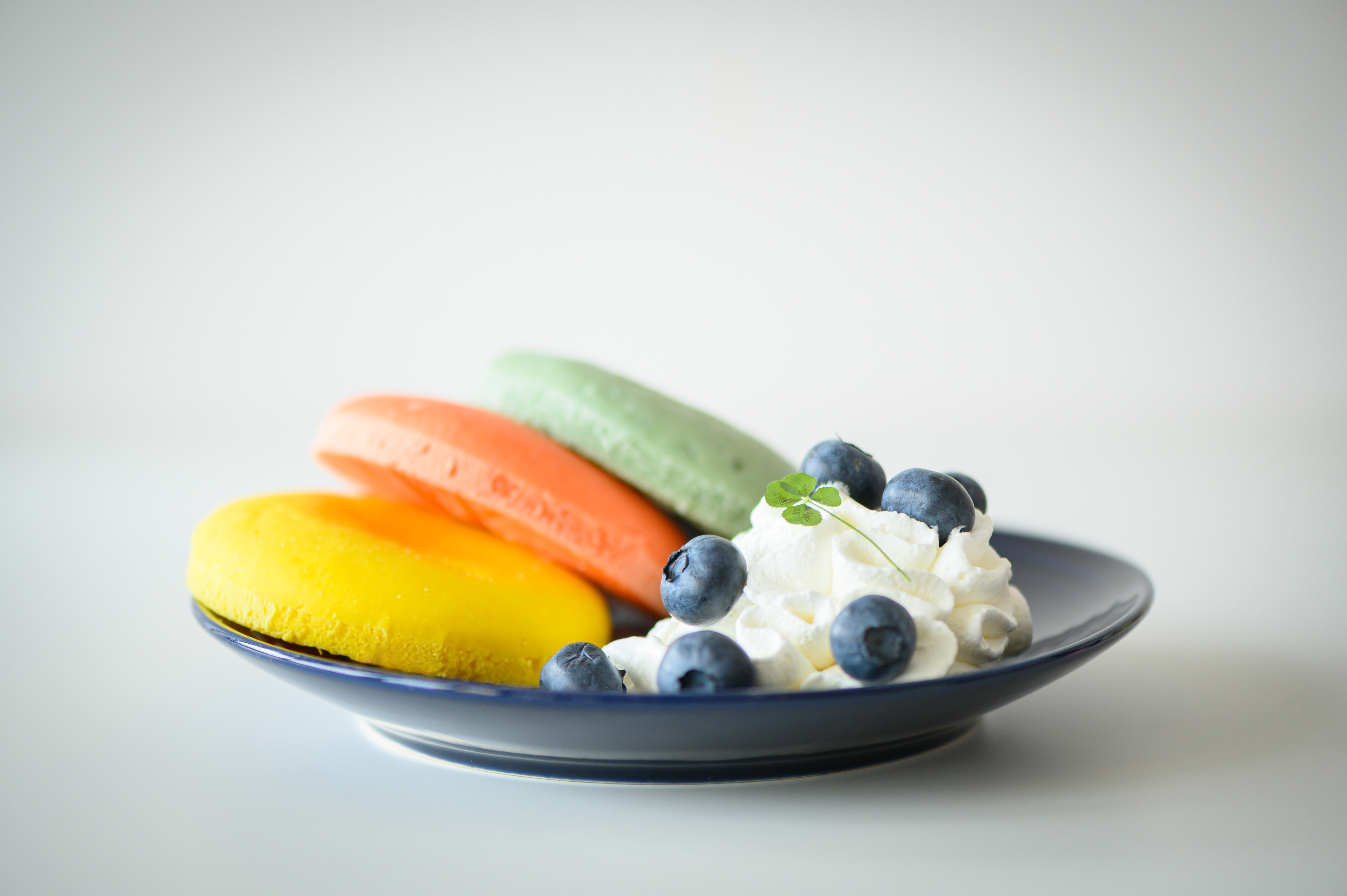ついについに！！日本初の『カラフルな冷凍パンケーキ🍀Happy Color Pancakes』新発売！のサブ画像3_クリームとブルーベリーで簡単ごちそうパンケーキ♪