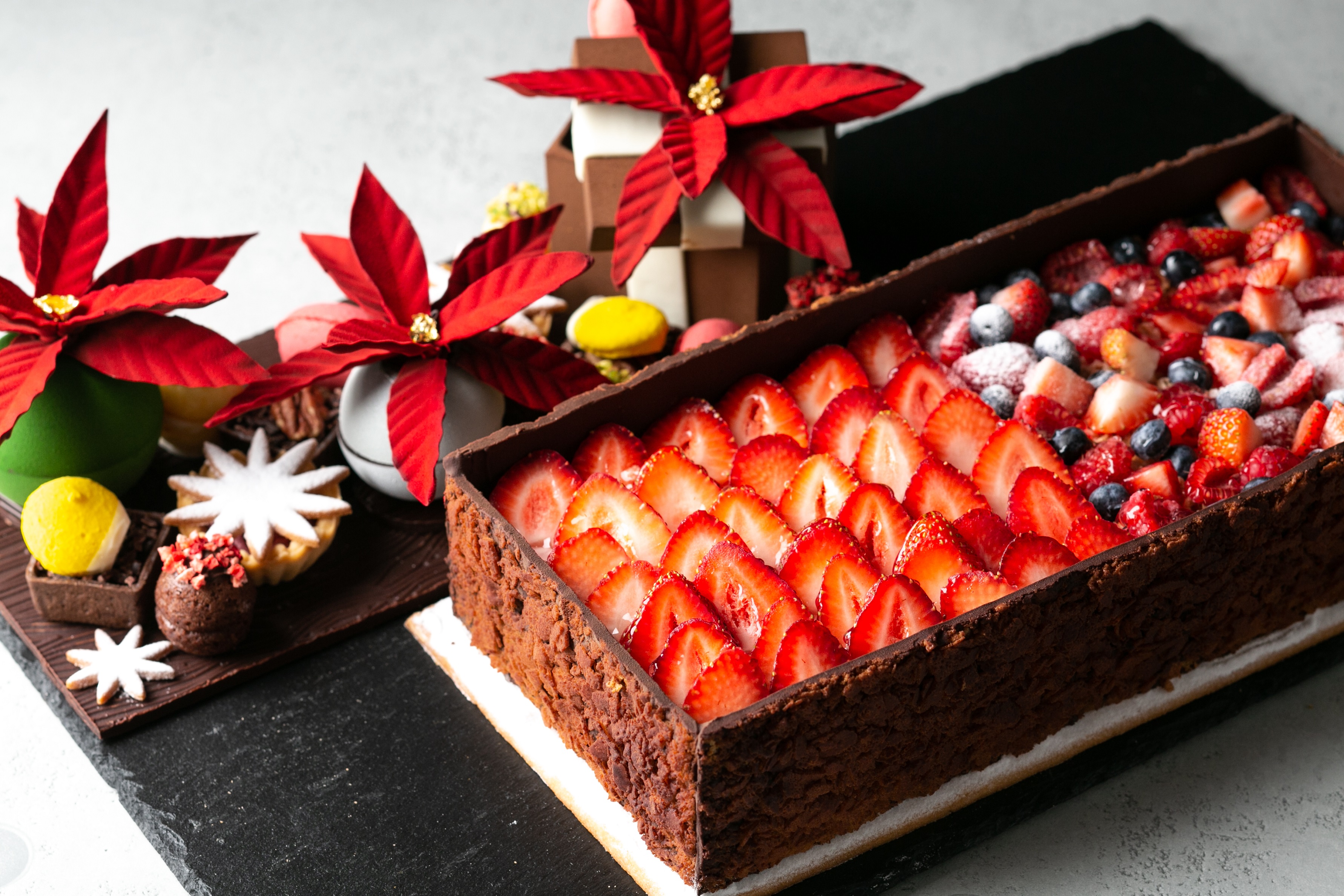 【新横浜プリンスホテル】ケーキで味わう世界旅行！各国のスイーツをイメージしたケーキ等“おうちクリスマス”を彩るクリスマスケーキを販売のサブ画像3_コフレ・カドー