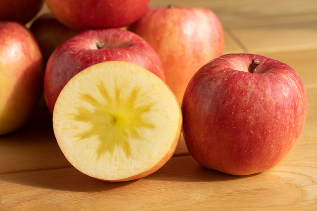 まもなく、りんごのシーズン到来！フルーツとミルクがおいしいアイスバーにシリーズ初の＜りんご＞味が登場「おいしく果実　りんご」のサブ画像5_蜜りんご（イメージ）