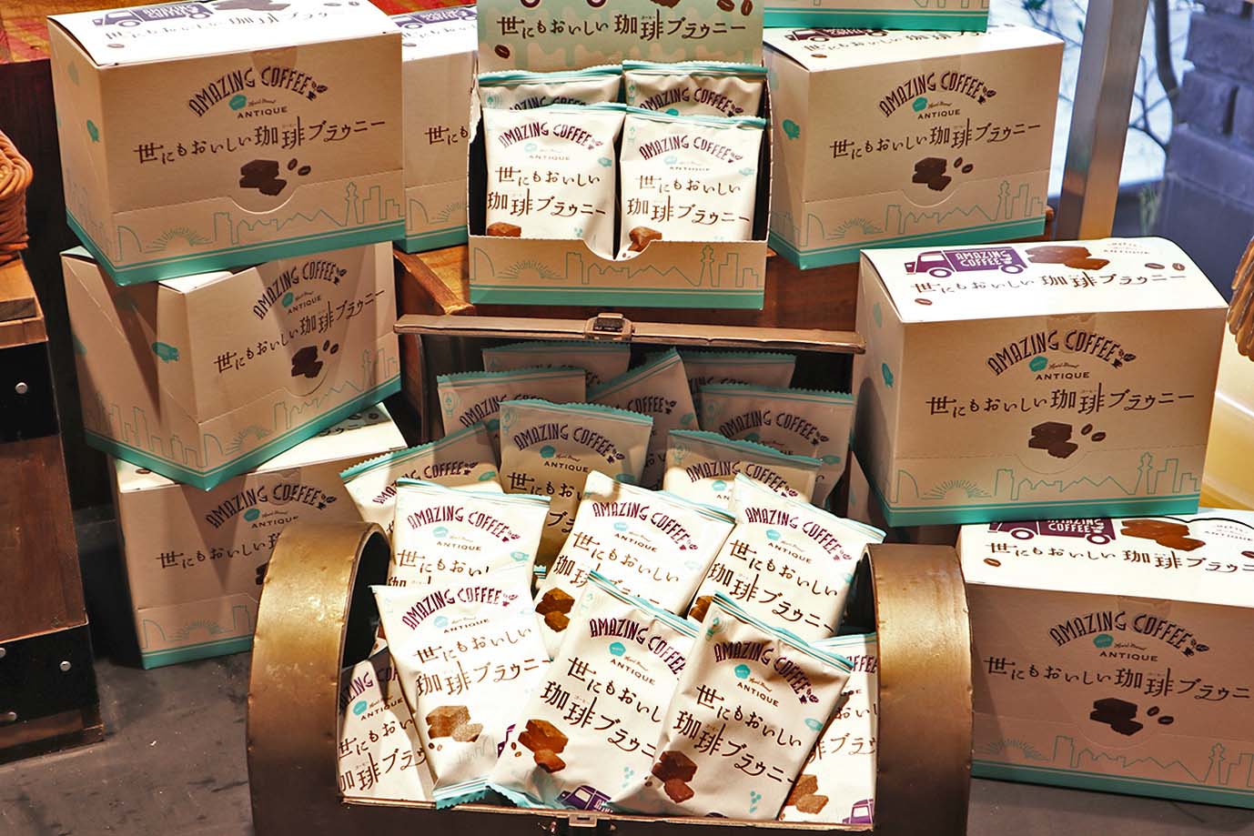 【ご好評につき発売開始！EXILE TETSUYAがプロデュースしたAMAZING COFFEEコラボ】9月1日より「世にもおいしい珈琲ブラウニー」がハートブレッドアンティークに登場のサブ画像2