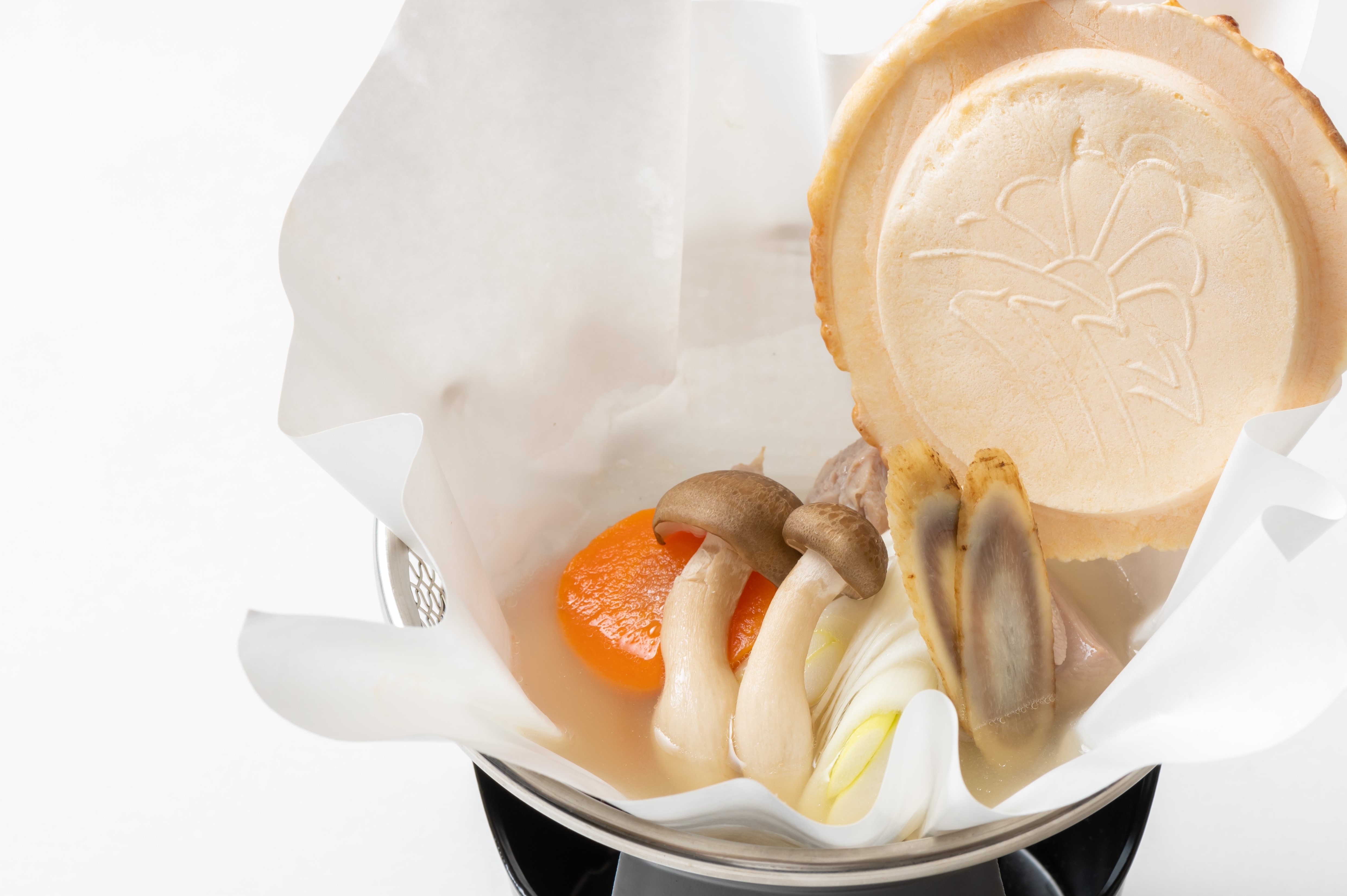 美食の国〝にっぽん〟めぐり　横浜にいながら、秋のみちのくをまるごと味わう　「グルメパレット～みちのくフェア～」　10月１日（金）よりオールデイブッフェ「コンパス」にて開催のサブ画像9_八戸せんべい汁の紙鍋