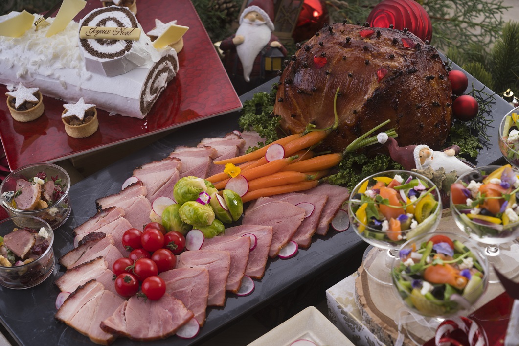 ヒルトン福岡シーホーク　サンタクロースが世界中から集めてきた美味しい料理をテーマにしたビュッフェ「サンタからの招待状」を開催のサブ画像2_「能古島蜂蜜風味のハム」イメージ