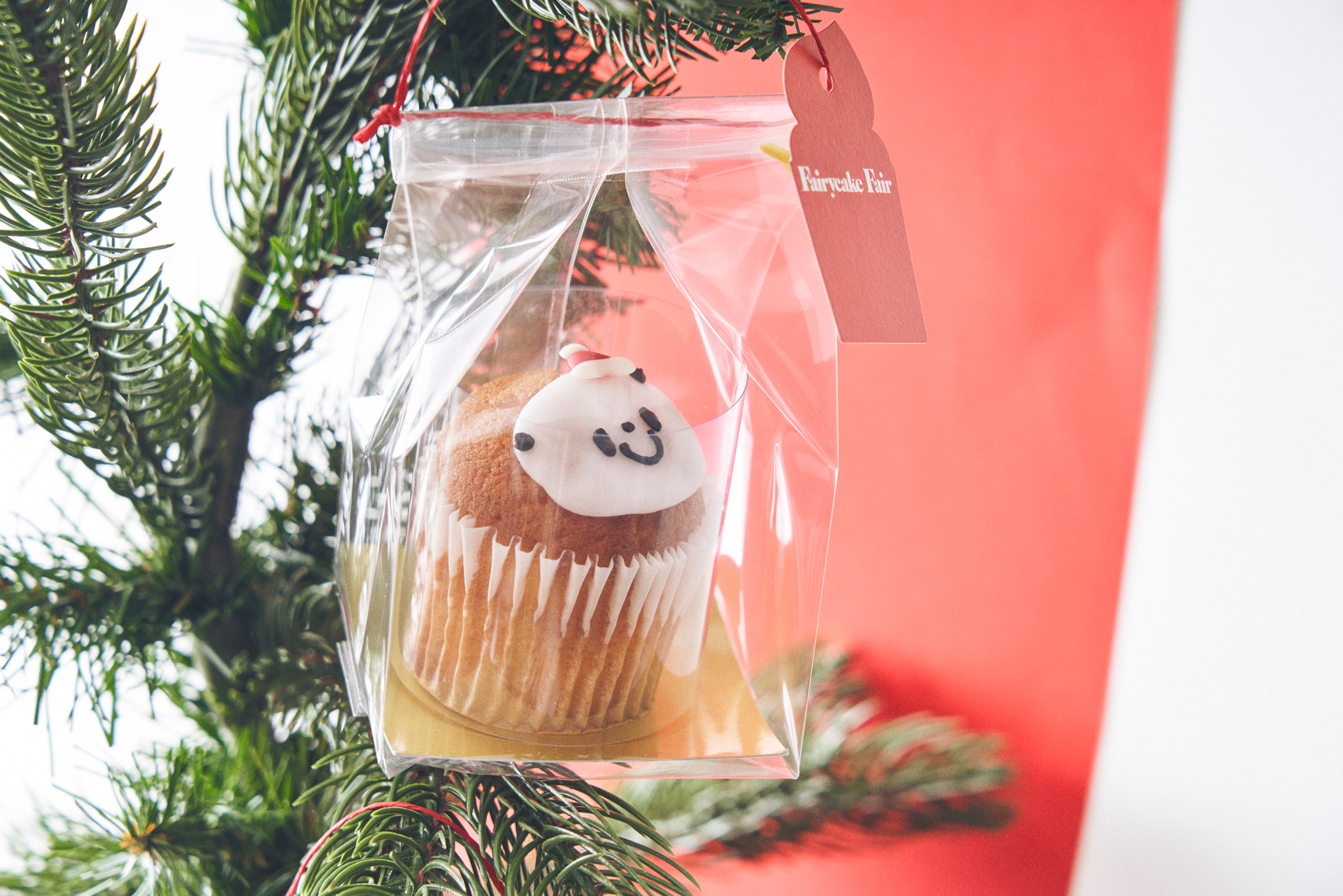 クリスマスカラーの贅沢生バターサンドセット「フェアリークリームウィッチ ピスタチオ＆いちごラズベリー」ツリーに飾れるカップケーキ「１CUPCAKE」など、クリスマスのよろこびを彩るお菓子ギフトを展開のサブ画像11_「１CUPCAKE サンタパンダ」
