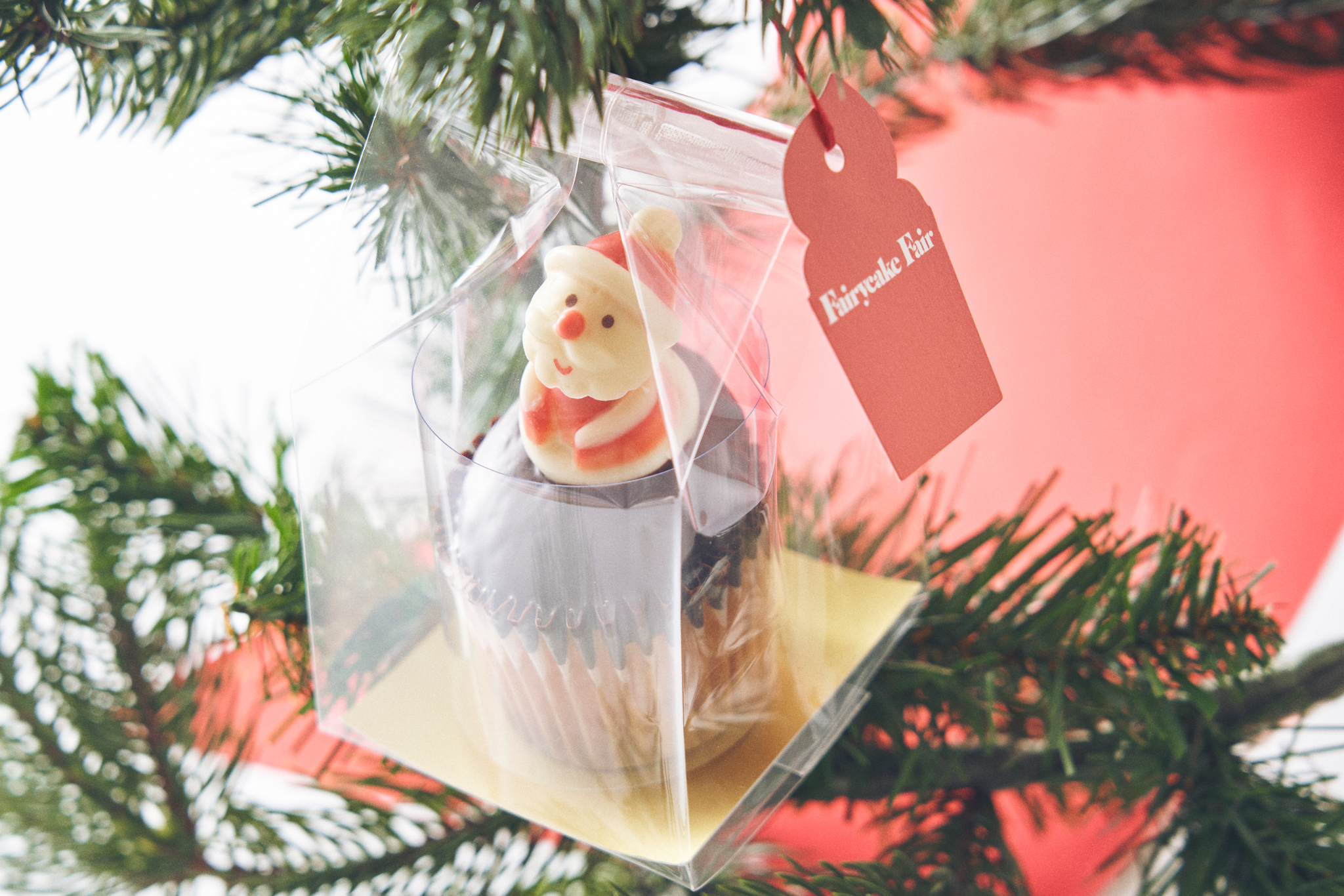 クリスマスカラーの贅沢生バターサンドセット「フェアリークリームウィッチ ピスタチオ＆いちごラズベリー」ツリーに飾れるカップケーキ「１CUPCAKE」など、クリスマスのよろこびを彩るお菓子ギフトを展開のサブ画像12_「１CUPCAKE サンタ」