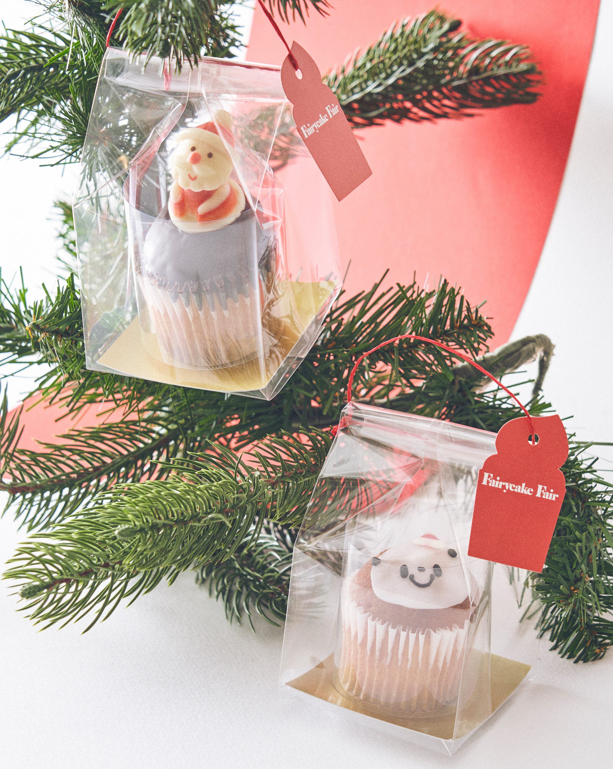 クリスマスカラーの贅沢生バターサンドセット「フェアリークリームウィッチ ピスタチオ＆いちごラズベリー」ツリーに飾れるカップケーキ「１CUPCAKE」など、クリスマスのよろこびを彩るお菓子ギフトを展開のサブ画像3_１CUPCAKE（サンタパンダ・サンタ）