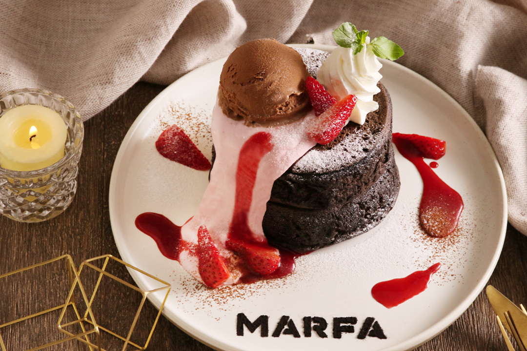 横浜モアーズ3F『MARFA CAFE』から、季節限定「いちごとココアのパンケーキ」と2種のココアが11/16より登場！のサブ画像1