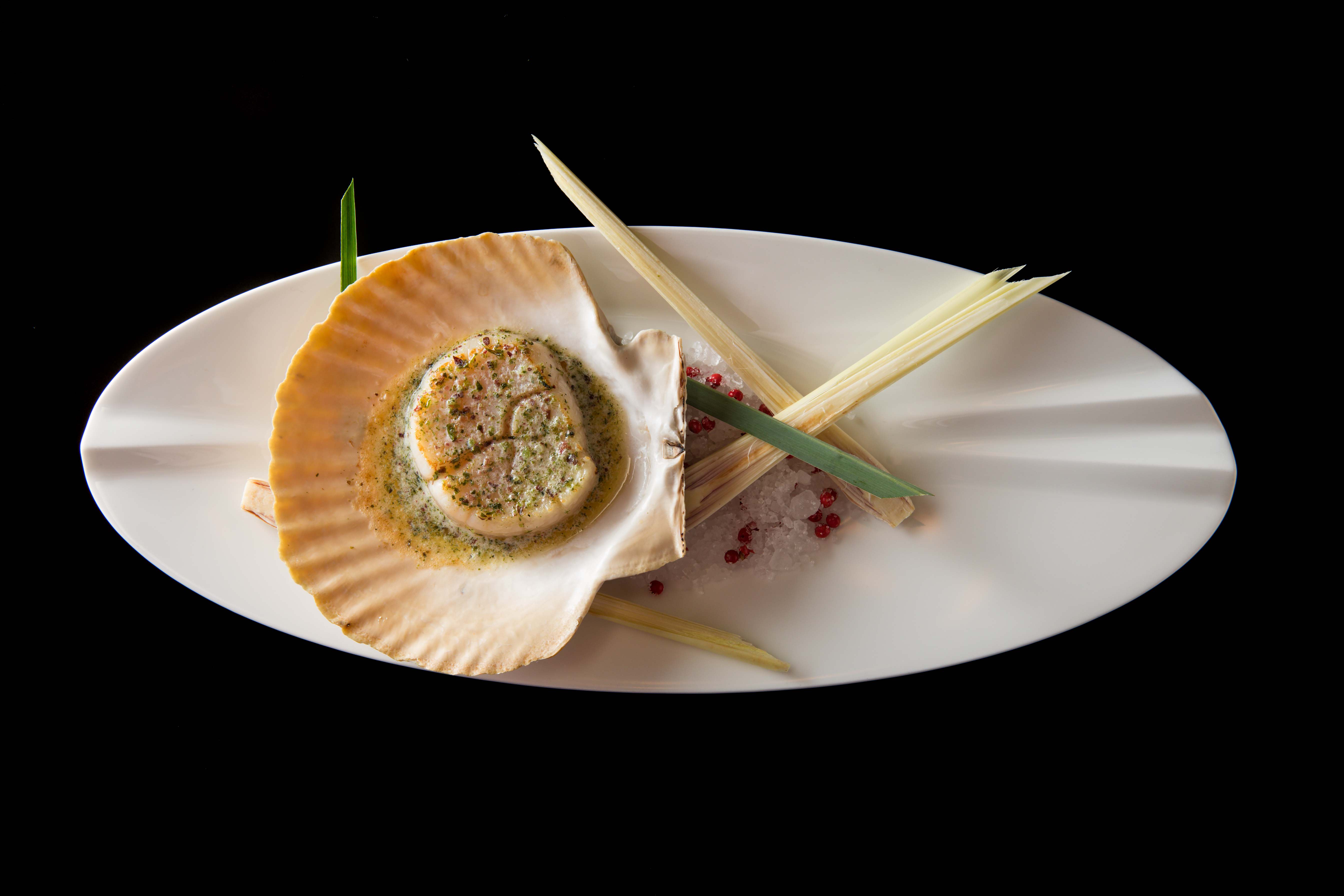 【全国配送】新年を祝うフランスの伝統菓子 ジョエル・ロブションの『ガレット デ ロワ』オリジナルフェーヴ付き ～2021年12月1日（水）より予約開始～のサブ画像3_フェーブのモチーフとなったメニュー「帆立貝のミ・キュイ 海藻バターと共に」