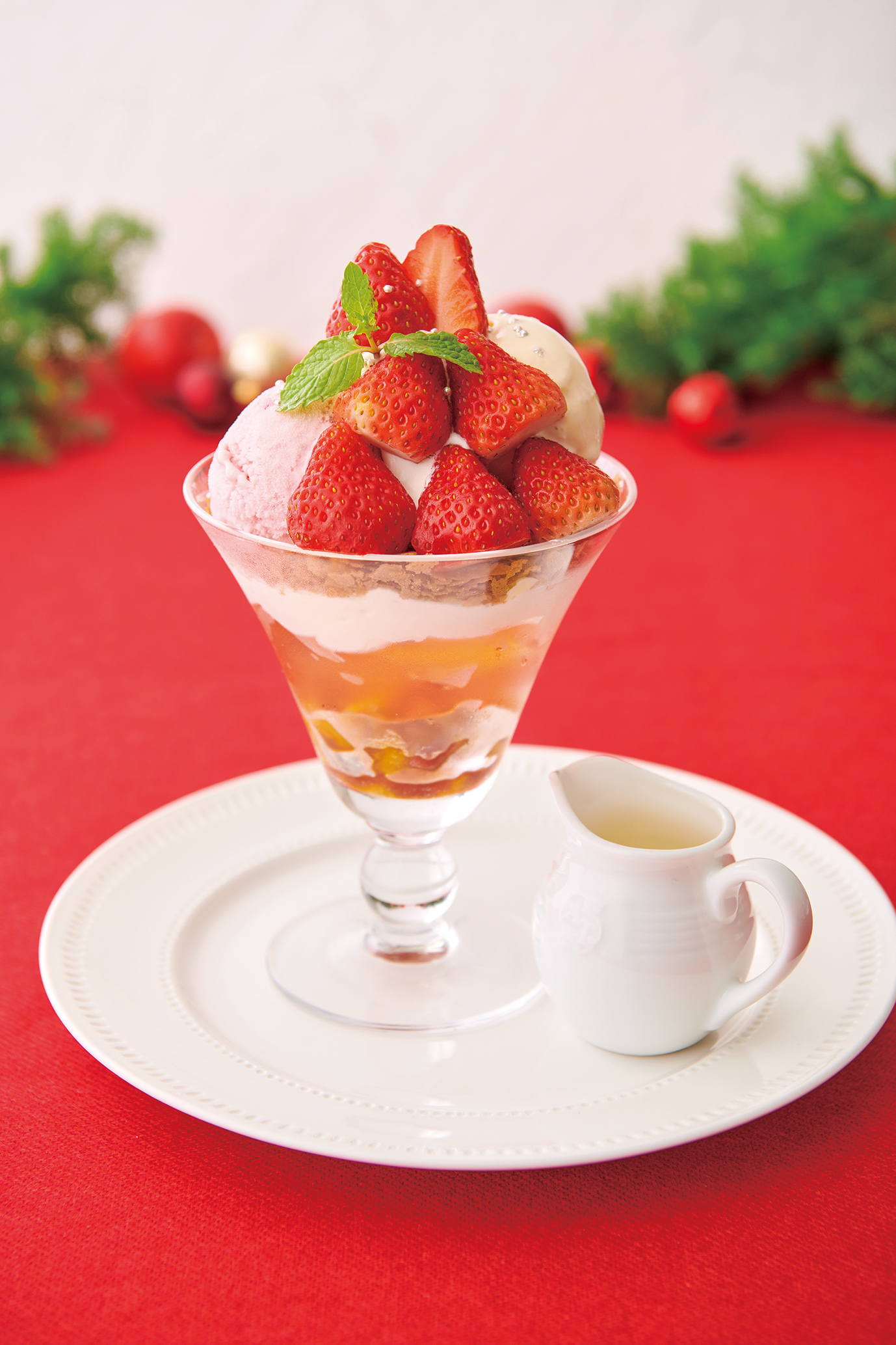【Afternoon Tea】苺と林檎のパフェに温かいホワイトチョコソースをかけるスペシャルパフェが楽しめる！「クリスマスの贅沢ティーコース」のサブ画像2_苺と林檎のスペシャルパフェ
