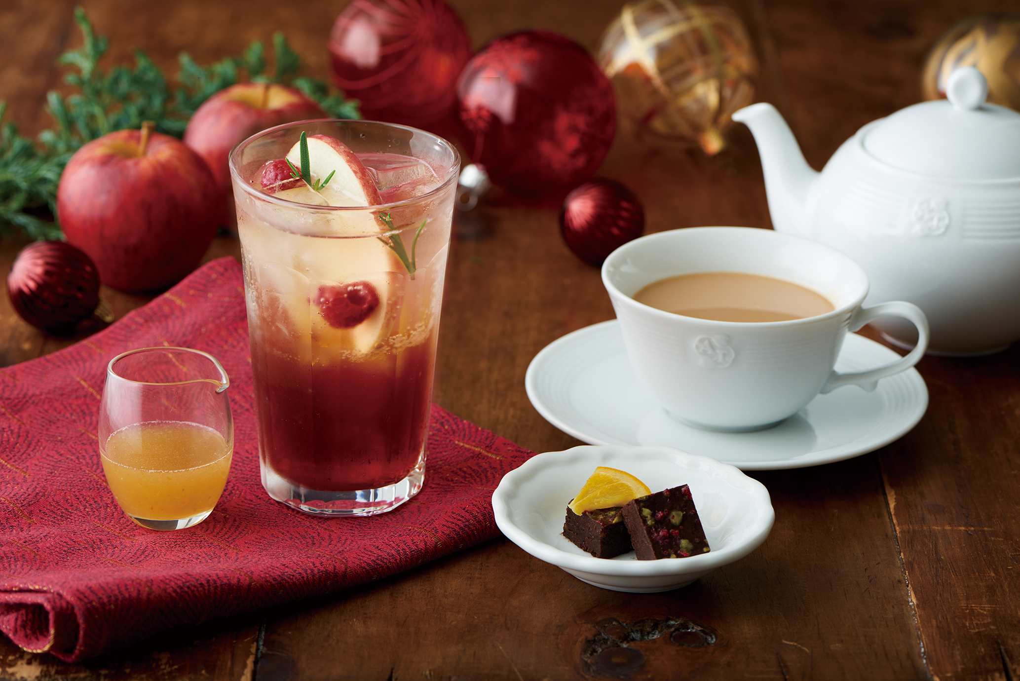【Afternoon Tea】苺と林檎のパフェに温かいホワイトチョコソースをかけるスペシャルパフェが楽しめる！「クリスマスの贅沢ティーコース」のサブ画像3_林檎とゆずジンジャーのスパークリングティー＋ショコラミルクティー