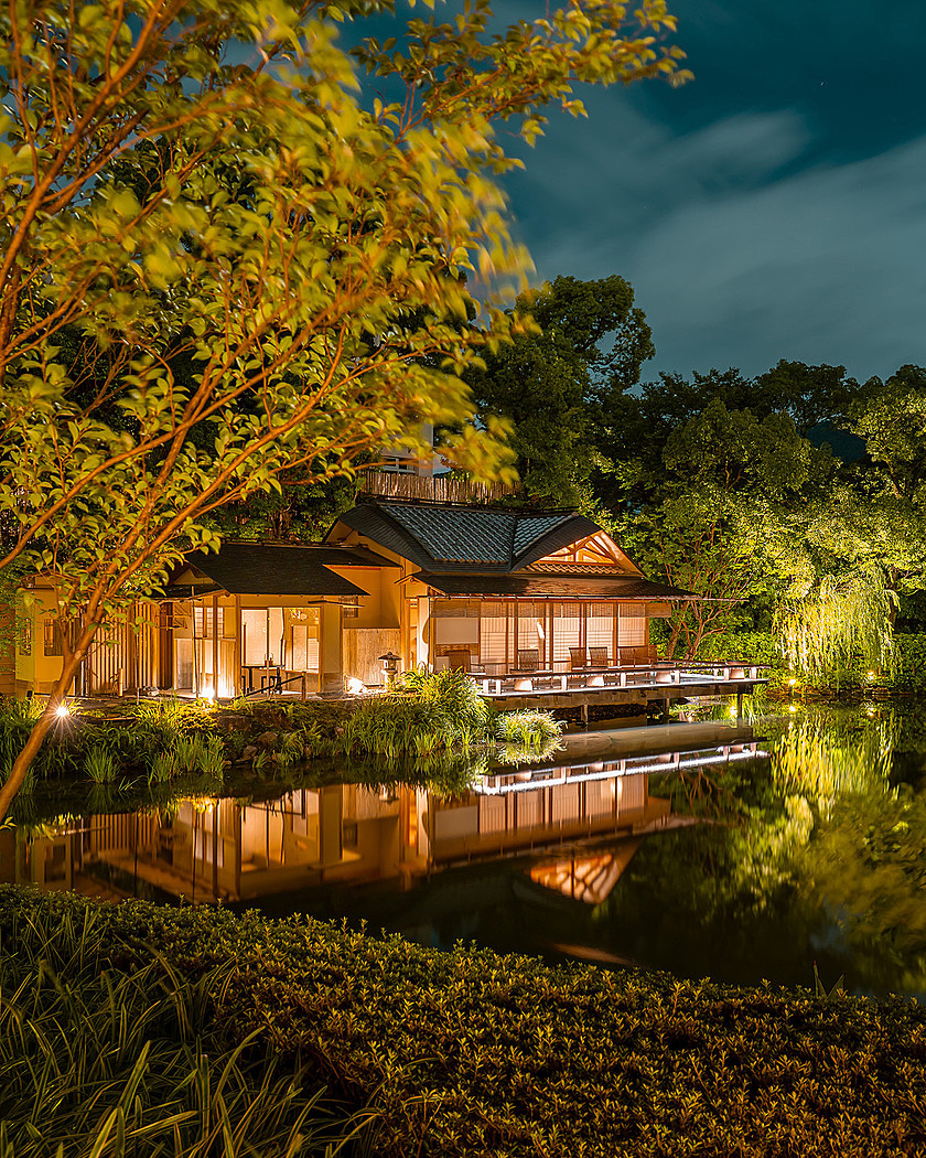 【フォーシーズンズホテル京都】日本庭園「積翠園」で秋のライトアップを楽しむ新サービスを開始のサブ画像1_ライトアップされ、さらに存在感がアップした夜のラウンジ「楓樹」