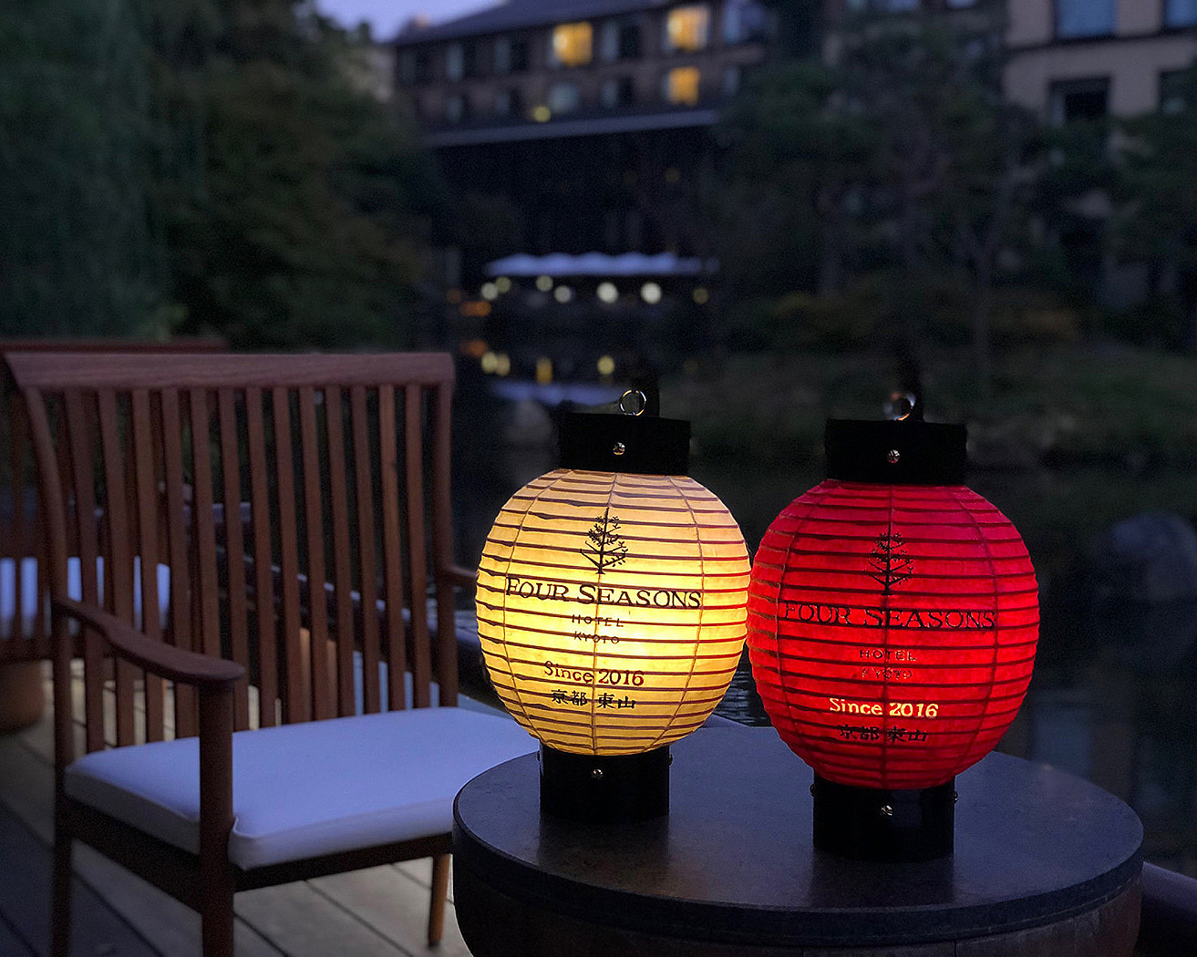 【フォーシーズンズホテル京都】日本庭園「積翠園」で秋のライトアップを楽しむ新サービスを開始のサブ画像2_ホテルオリジナルの提灯