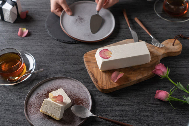 幸せの香りを楽しむチーズケーキ「CINQ CHEESE CAKE」公式オンラインショップが11月にオープンのサブ画像3_LA VIE EN ROSE税込み3,564円