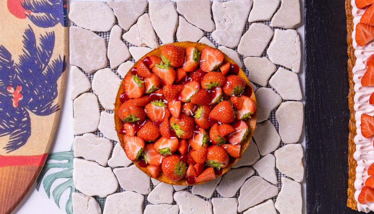 「Travel 2 Strawberries」～世界を旅するストロベリースイーツビュッフェ～第2弾 2022年1月13日（木）から5月8日（日）のサブ画像5_ストロベリーチーズケーキとココナッツビスケット