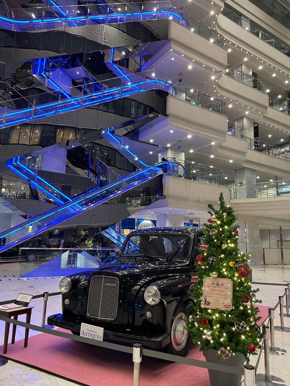 【新横浜プリンスホテル】クリスマス雑貨や英国フードを楽しむ！英国のクリスマスの雰囲気を感じるクリスマスマーケットを初開催のサブ画像3_ロンドンタクシーやクリスマスツリーによるロビー装飾