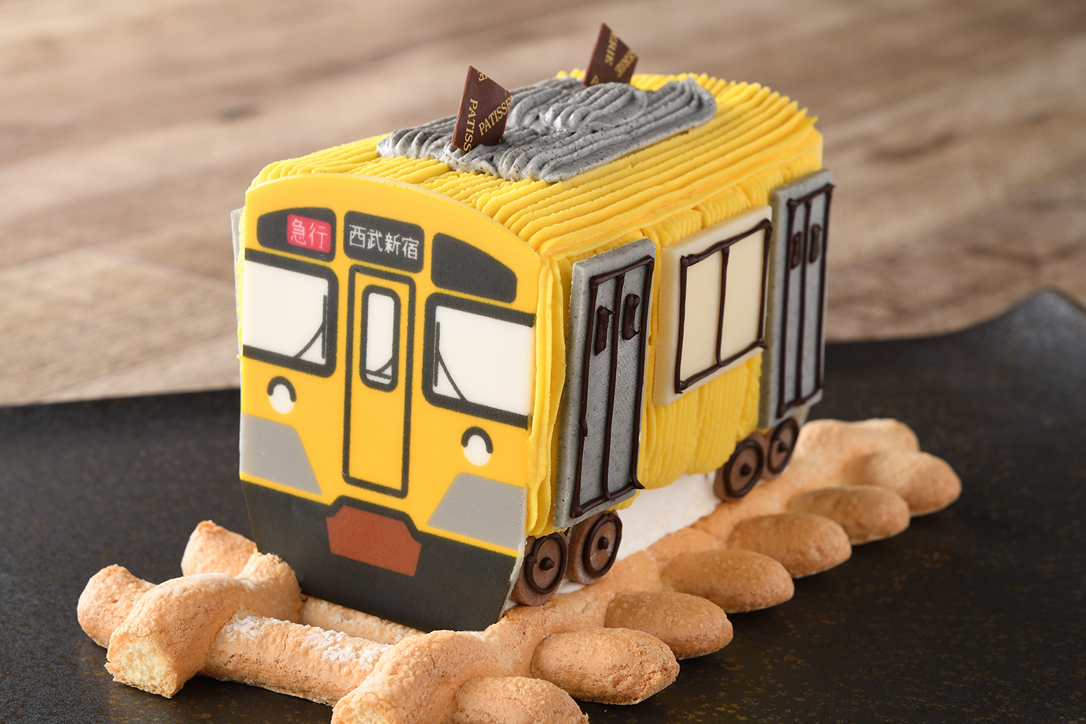 【新宿プリンスホテル】笑顔を誘う「西武イエロー」のケーキ！西武鉄道新2000系をモデルにした「トレインケーキ」を販売のサブ画像1_トレインケーキ　©SEIBU RAILWAY