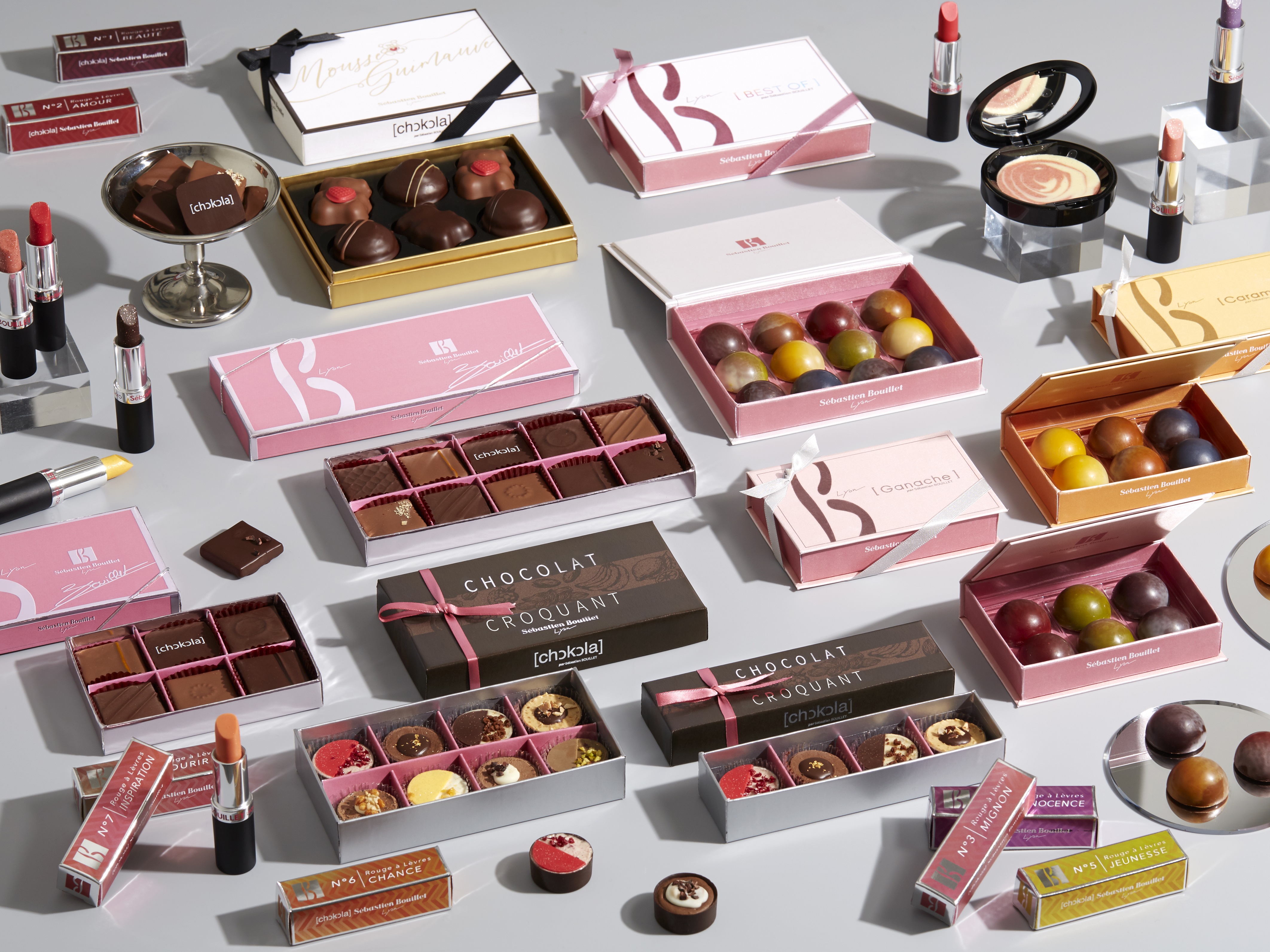 【セバスチャン・ブイエ】バレンタインにぴったりの華やかなチョコレート。人気のコスメ型チョコレートや、フランス・リヨン本店で愛されるショコラが店頭に並びます。のサブ画像1