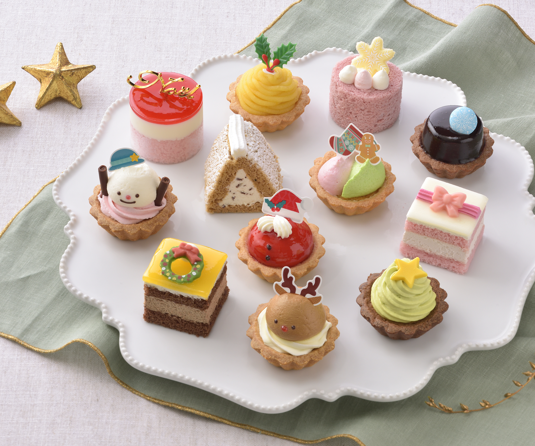 【銀座コージーコーナー】クリスマスケーキの発売が12月18日よりスタート！苺のデコレーション、チョコ、プチケーキアソートなどバラエティ豊かにご用意しました。のサブ画像4_選ぶのも楽しいひととき♪「クリスマスパーティー（12個入）」