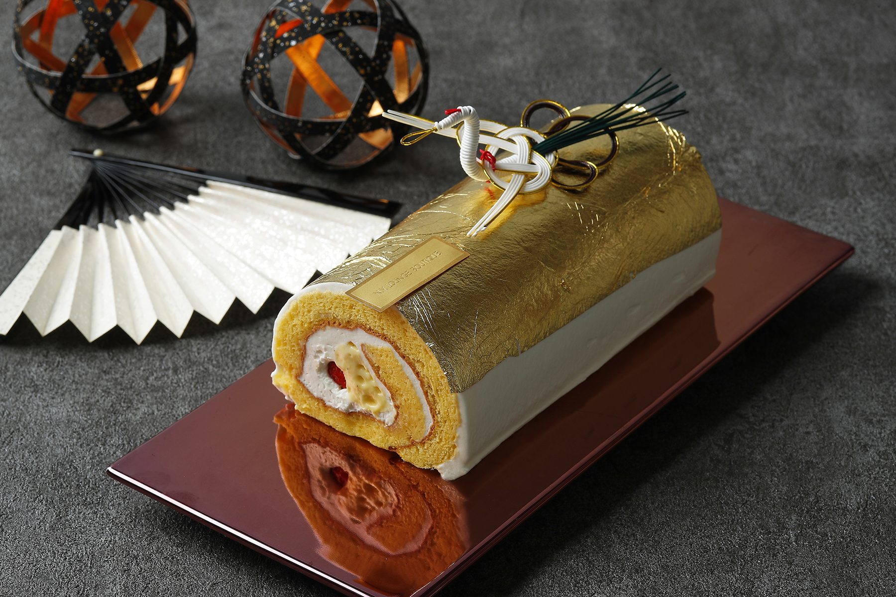 お正月限定の金箔ロールケーキとウインターケーキコレクションのサブ画像1_三が日限定販売の「金箔ロールケーキ」