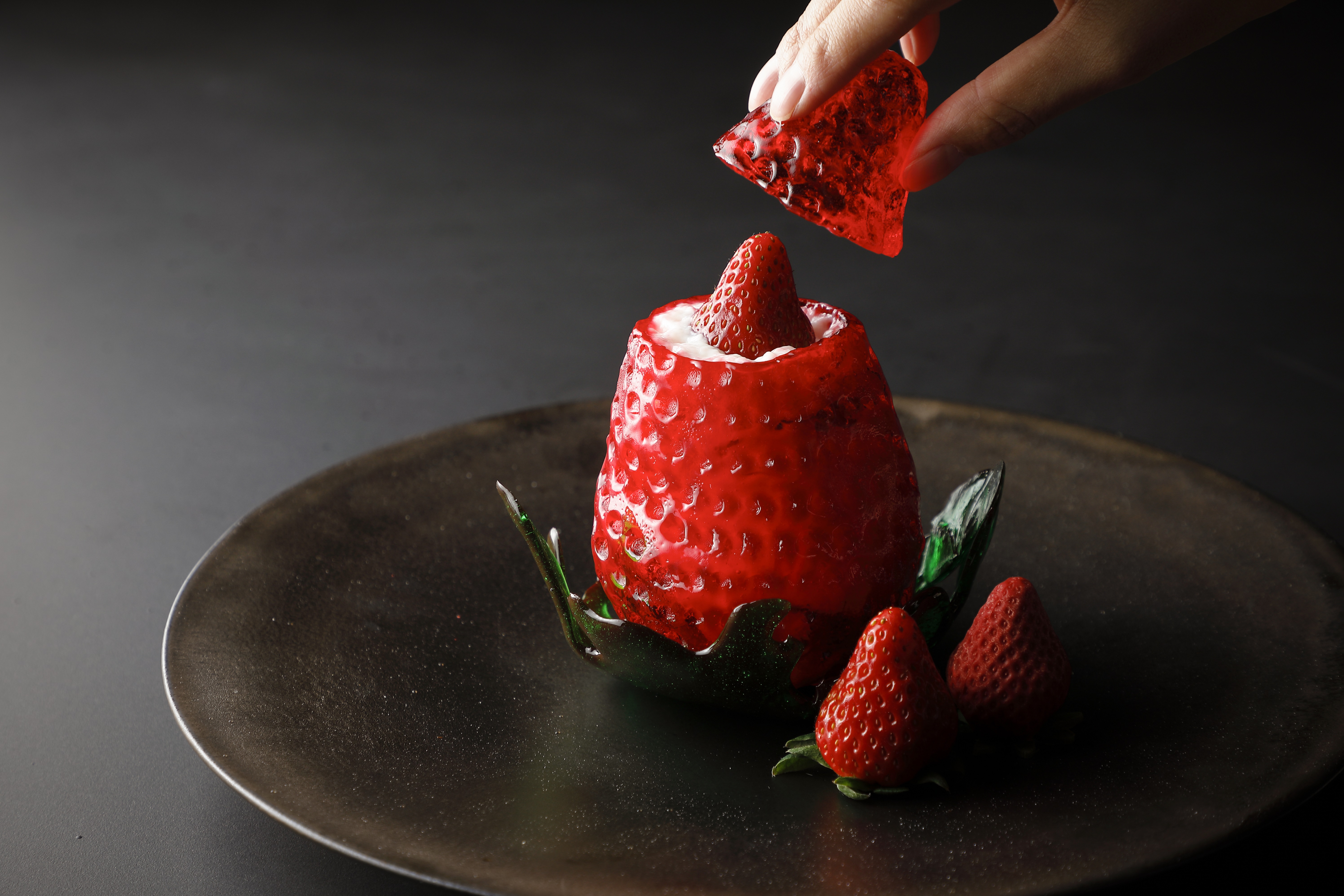 【アマン京都】アートのような飴細工の器 8重層パフェ「苺 Art of Strawberry」のサブ画像1