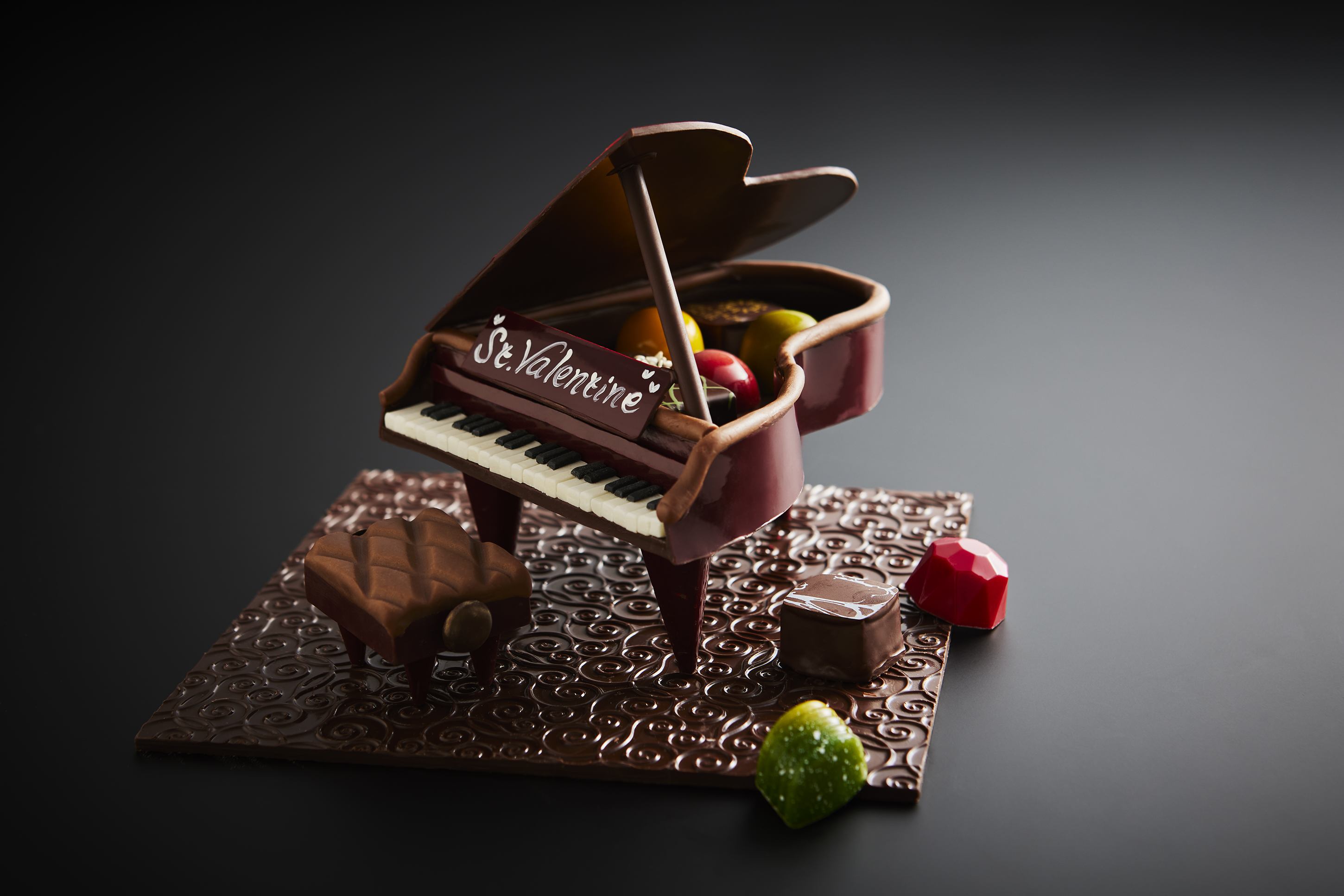 グランドピアノを模したチョコレートの贈り物や「和素材」「果実」を使った新作のボンボンショコラほか高級感あふれるロールケーキで大切な方へ感謝の気持ちを！のサブ画像1