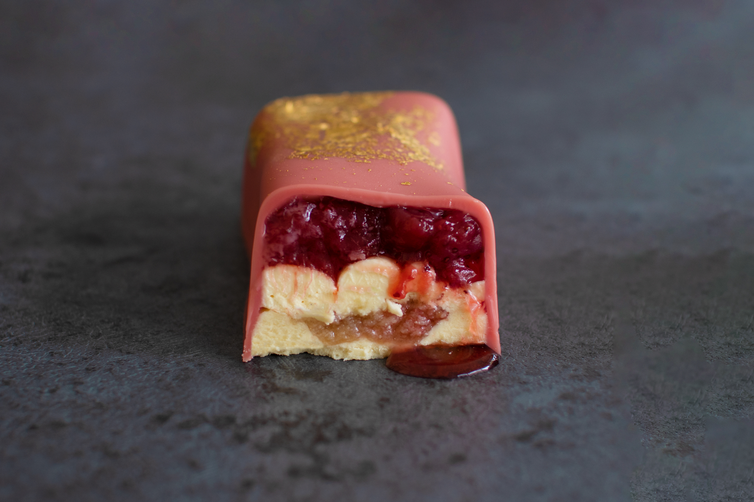 「濃厚バタークリームに苺汁がジュワッと苺がゴロゴロ」クリスマスをもっと特別にする限定バターケーキが登場。のサブ画像1