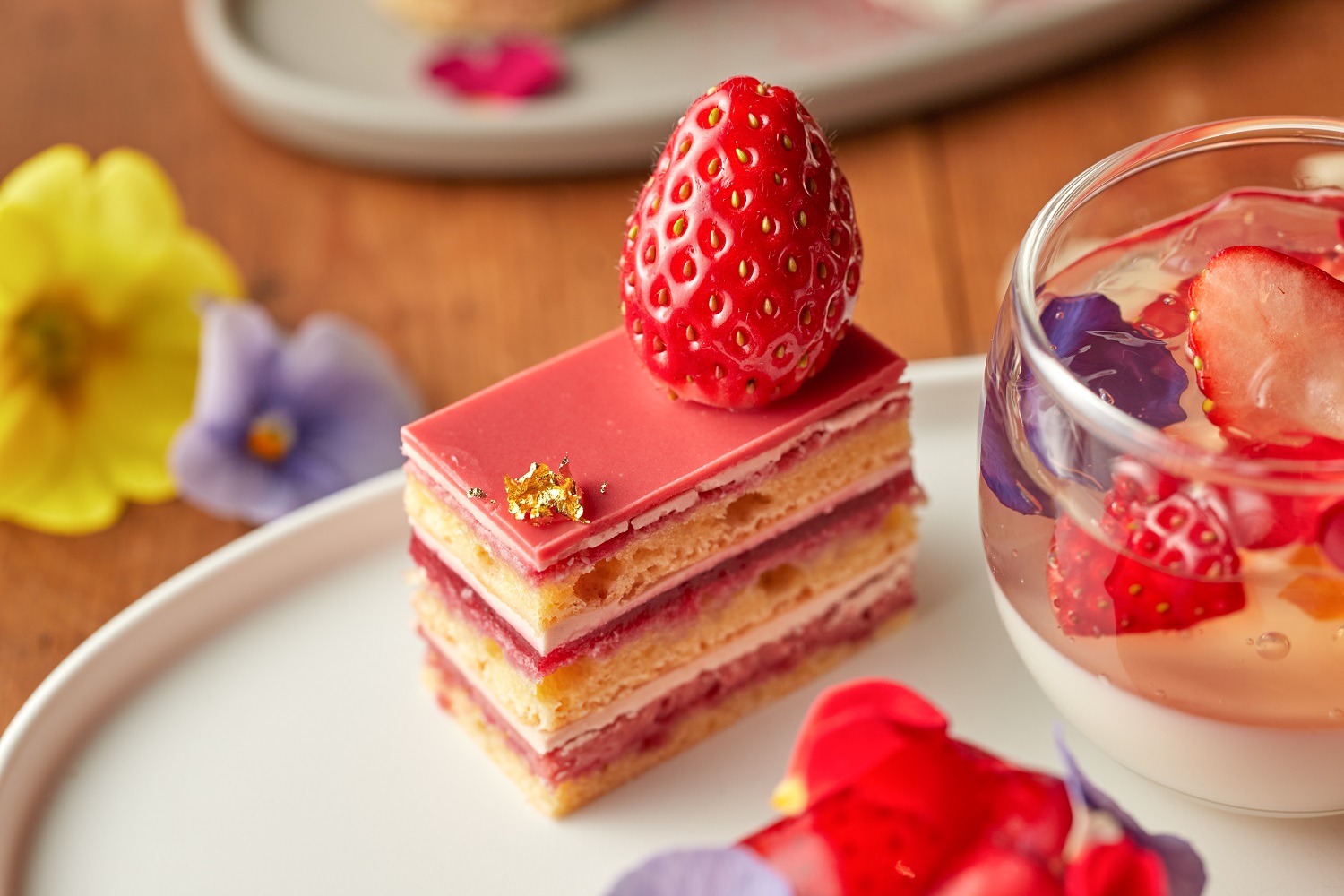 ハイアット セントリック 銀座 東京　Floral Strawberry Afternoon Teaが期間限定で登場　3月1日（火）～ 5月9日（月）のサブ画像2_苺とバラのオペラ
