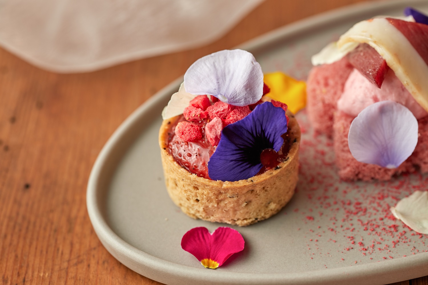 ハイアット セントリック 銀座 東京　Floral Strawberry Afternoon Teaが期間限定で登場　3月1日（火）～ 5月9日（月）のサブ画像8_苺のキャラメリゼとコーヒー風味のタルト トンカクリーム