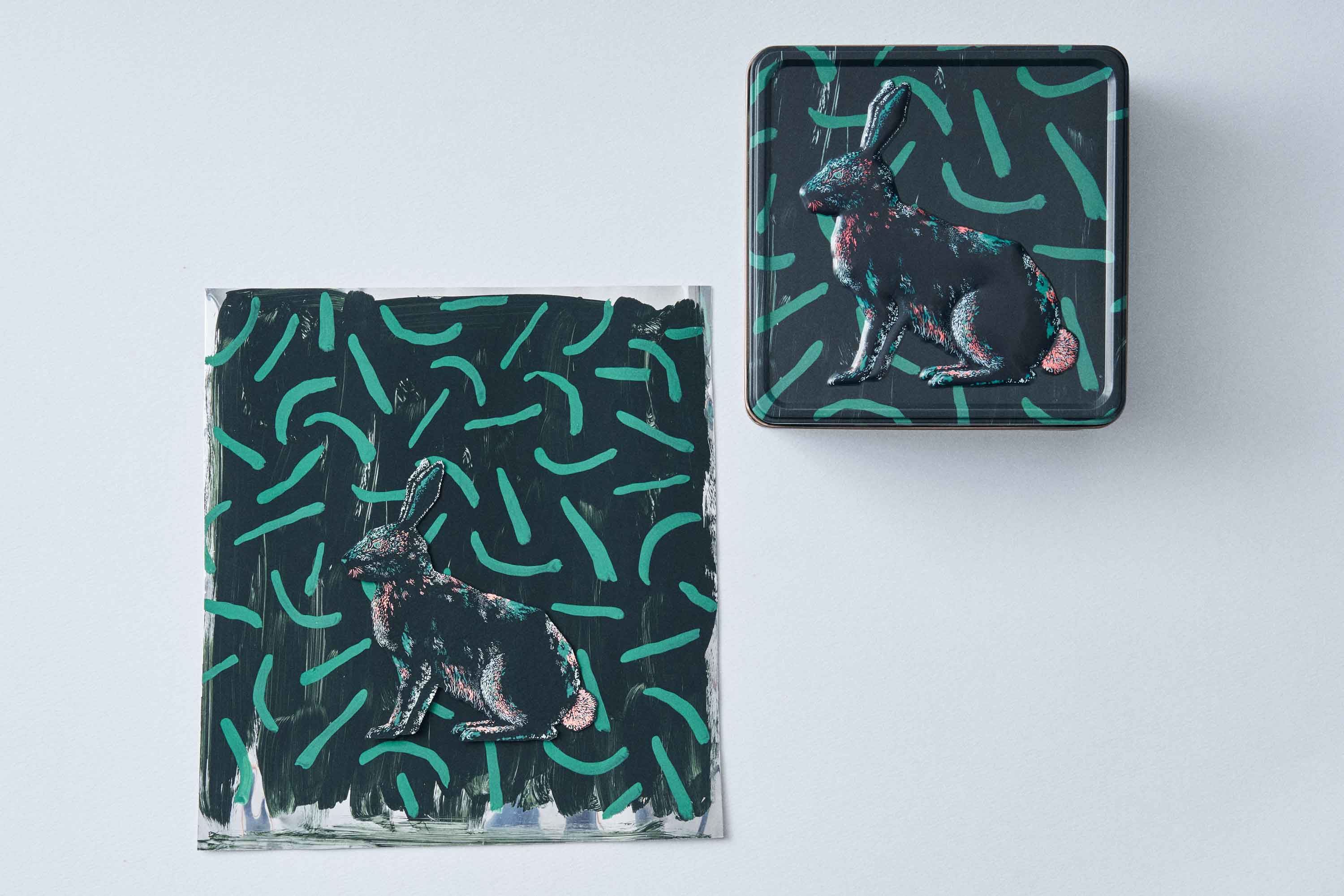 画家・田中健太郎×フェアリーケーキフェア、“大人の贈り物”がテーマの「うさぎのアートボックス クッキー缶」4月5日（水）新発売！のサブ画像3_（左）黒いうさぎの原画と金属板へのドローイング （右）本商品