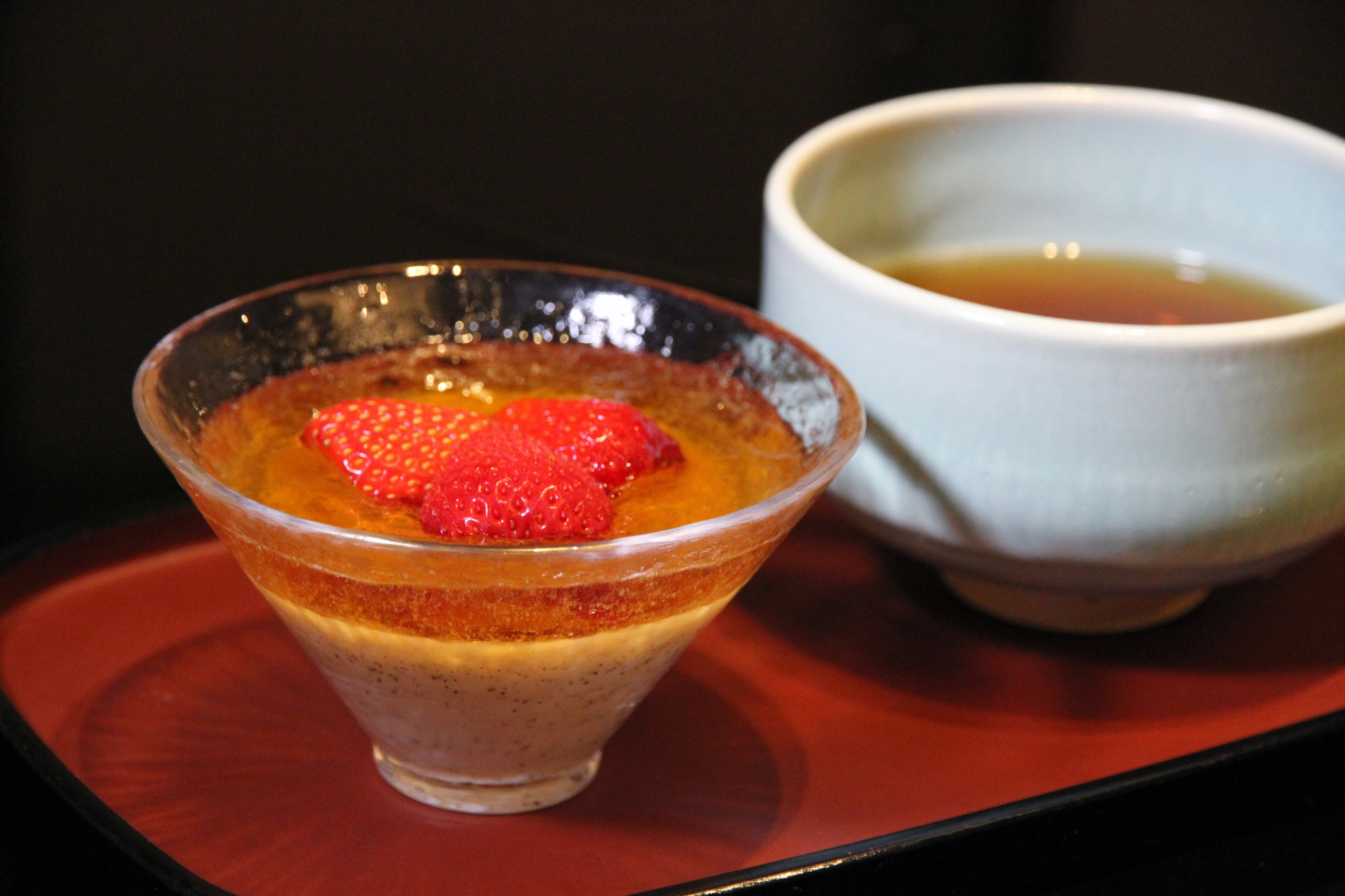 【リーガロイヤルホテル（大阪）】全国ブランドとして名高い京都･和束産の和束茶を使用したスイーツ、オリジナルカクテル、アフタヌーンティーが味わえる「和束茶フェア」のサブ画像5_ほうじ茶ムース、和紅茶のセット