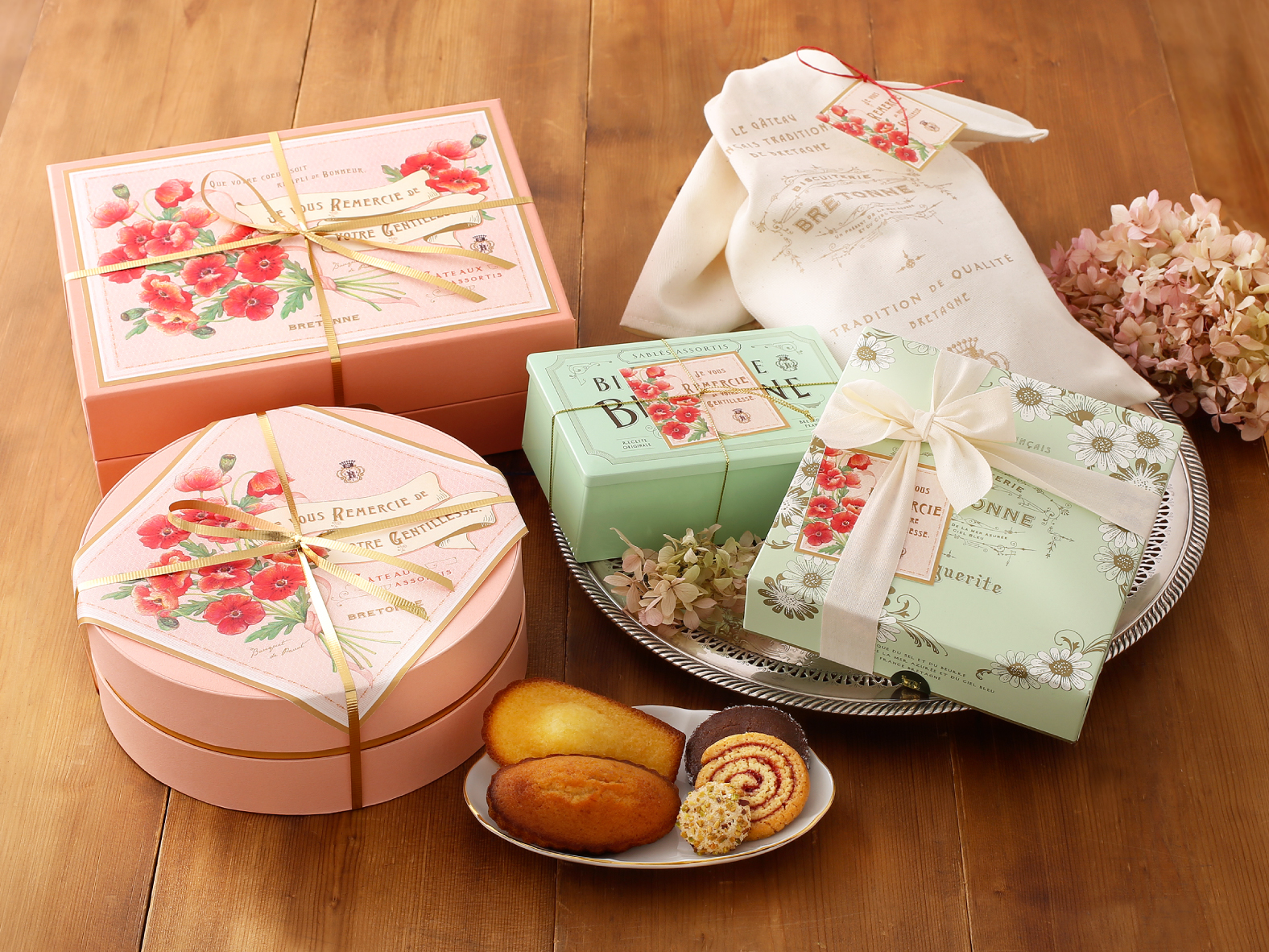 母の日の贈り物に華やかなパッケージに包まれたバター香る焼き菓子を。焼き菓子専門店〈 ビスキュイテリエ ブルトンヌ〉の「フローラルギフト」発売のサブ画像1