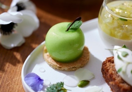 ハイアット セントリック 銀座 東京　サラダが主役“べジファースト”なアフタヌーンティーが新登場！ピスタチオ・ヴィーガンスイーツを楽しめるBotanical Green Afternoon Teaのサブ画像4_青りんごのムース
