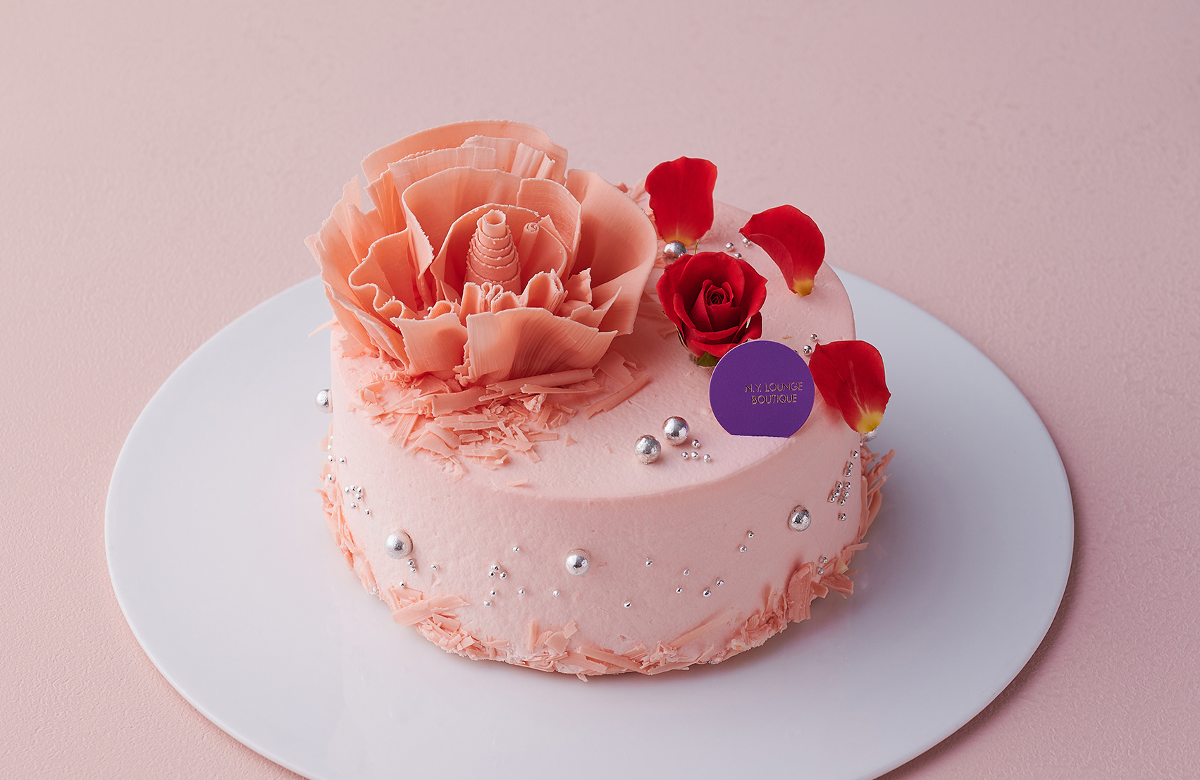 母の日スペシャルショートケーキが登場のサブ画像1_チョコレートでカーネーションを表現し、ベルローズやアラザンをまとった華やかなショートケーキ