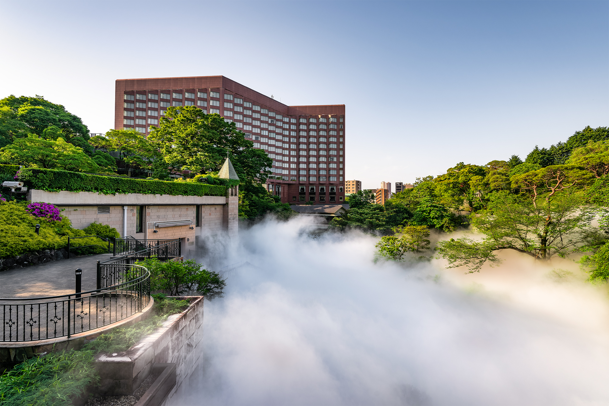 【ホテル椿山荘東京】目前で“見られる”“触れられる”奇跡の絶景「東京雲海」が進化！通常の2倍の噴霧量の濃密な霧が、水墨画のような躍動感を生み出す「超雲海」を7月3日（月）よりスタートのサブ画像2