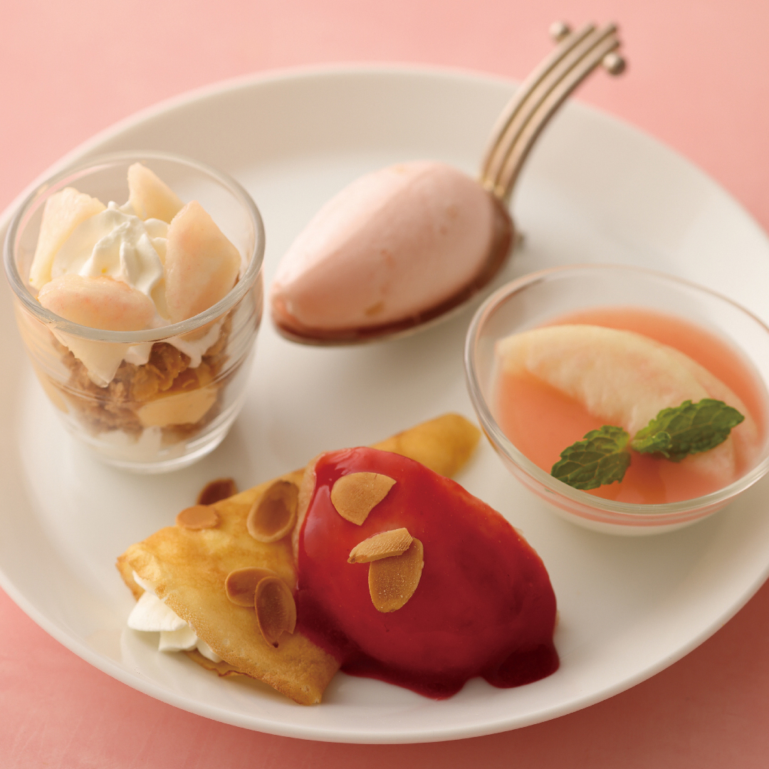 【KIHACHI】旬の“桃”を盛り込んだ夏のアフタヌーンティー＜ピーチスペシャル＞を発売！白桃のクラムパイ、ピーチメルバクレープなどスイーツ10種、桃のドリンクものサブ画像3