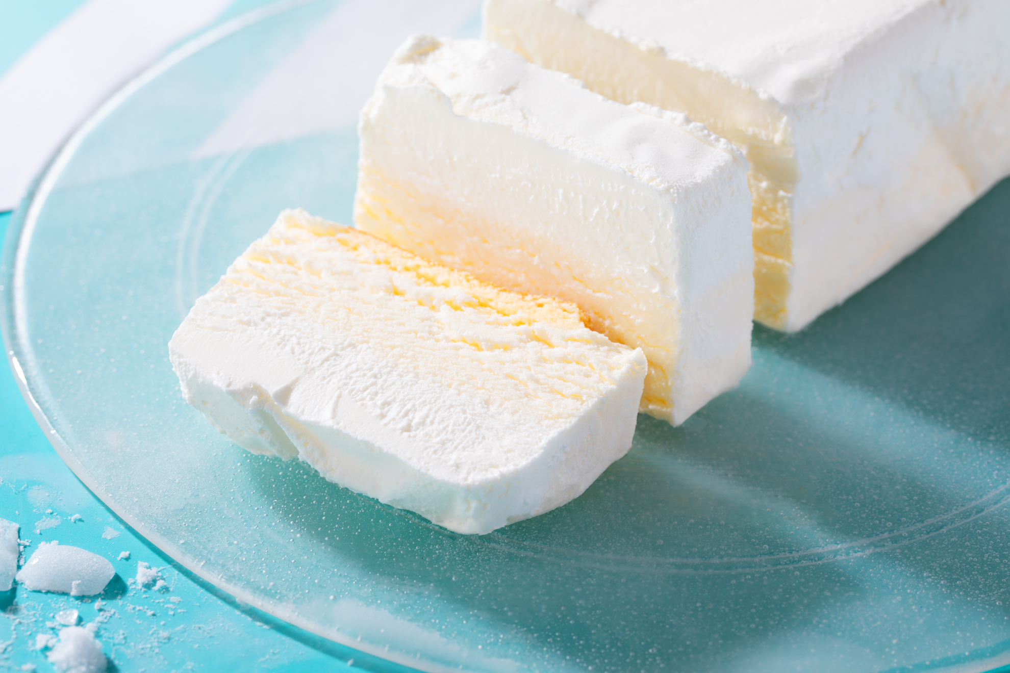 「生クリーム専門店ミルク」から産地直送。凍らせて美味しい「生クリームアイスケーキ」出来立ての生クリームを急速冷凍して鮮度と美味しさを閉じ込めてお届けします。のサブ画像1