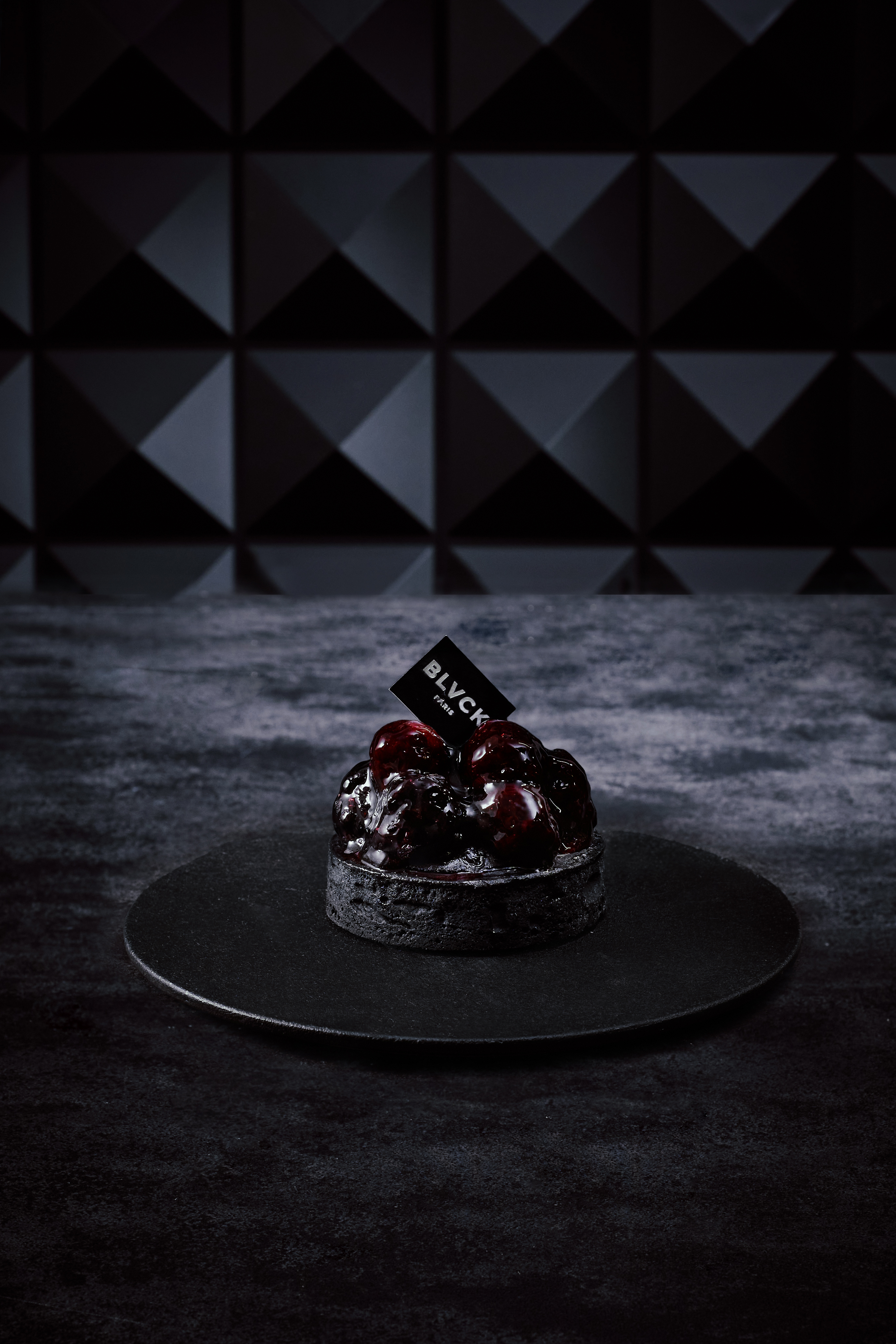 ​「漆黒のケーキ」に新作も登場～JR名古屋高島屋フランス展にBLVCK PARIS（ブラックパリ）初出店のサブ画像6_BLVCK ベリータルト　価格：¥1296（税込）