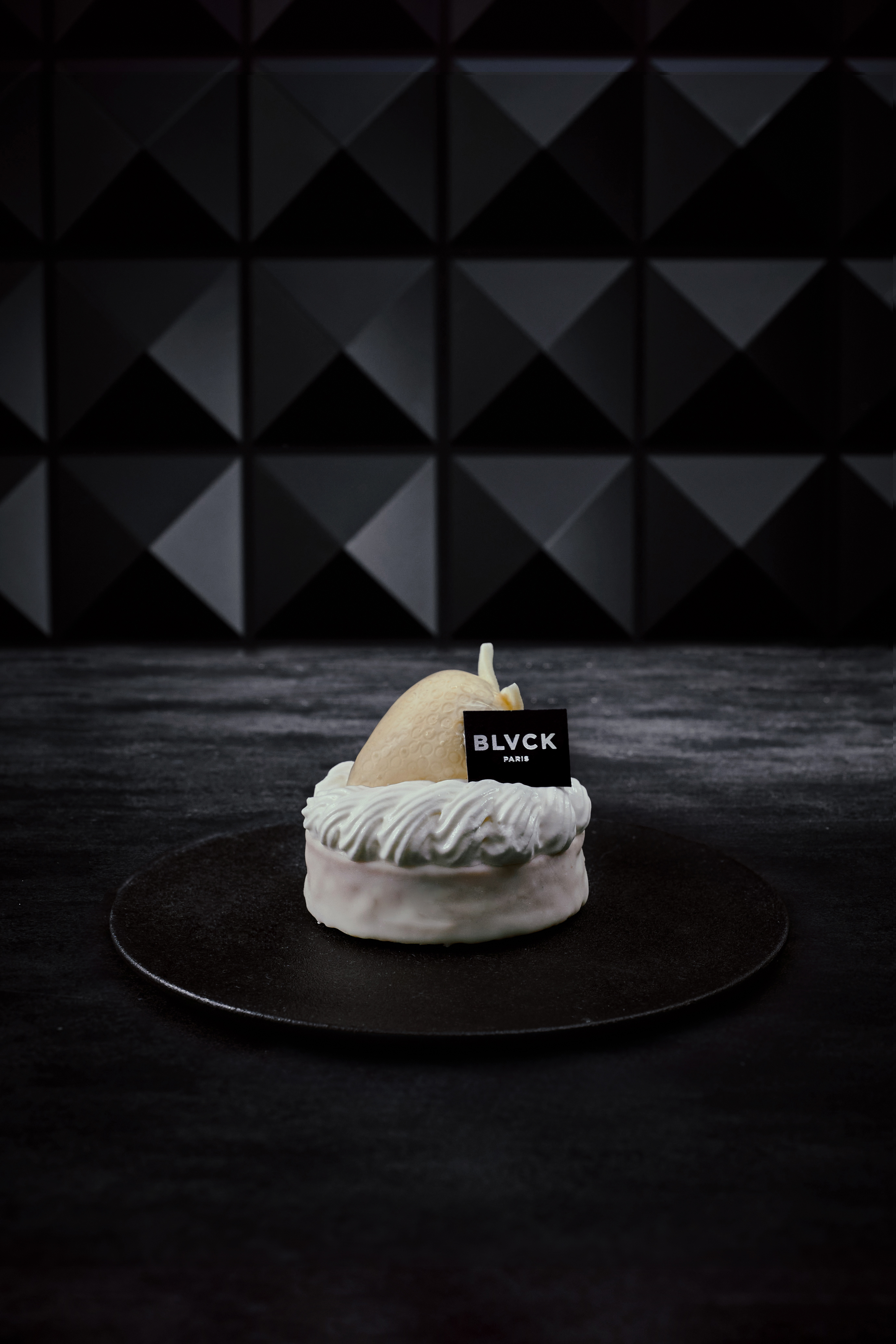 ​「漆黒のケーキ」に新作も登場～JR名古屋高島屋フランス展にBLVCK PARIS（ブラックパリ）初出店のサブ画像7_白苺タルト　価格：¥1188（税込）