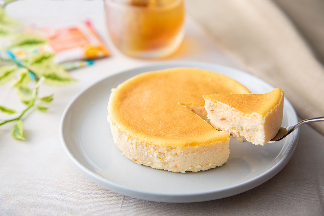 【過去に人気だったチーズケーキが復刻！】「オッジ（OGGI）」より、ロングセラー商品『オレンジピール』の原料を使用した『オレンジピールチーズケーキ』が8月3日より新発売のサブ画像1