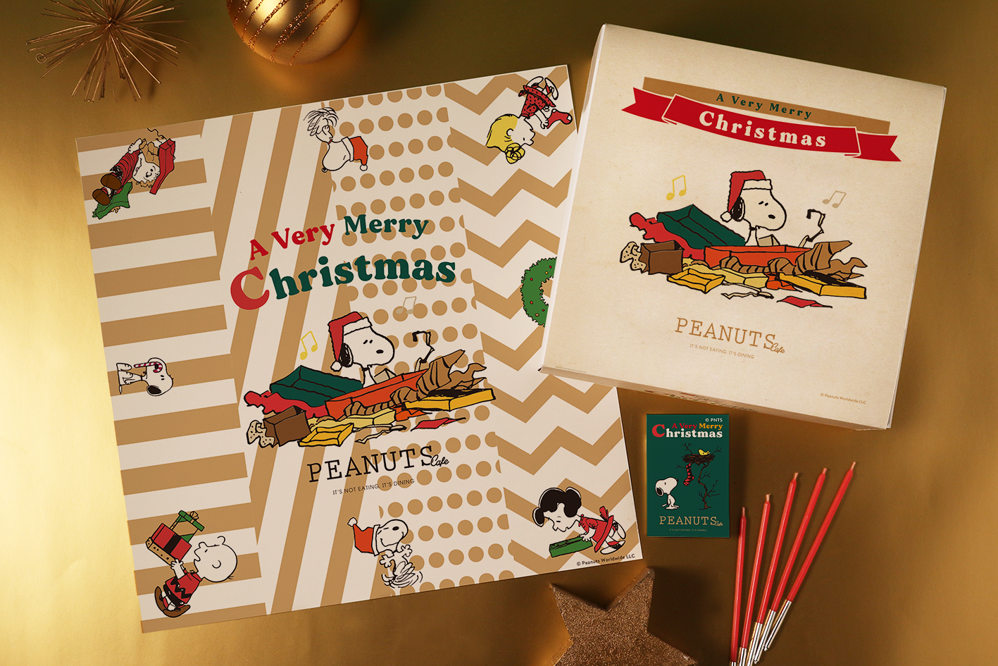 【完売必至】スヌーピーのクリスマスケーキや“GIFT”をテーマにしたクリスマス限定グッズが、「PEANUTS Cafe」より登場！のサブ画像2_※ランチョンマット・缶バッジスタンドはイメージです。© 2023 Peanuts Worldwide LLC