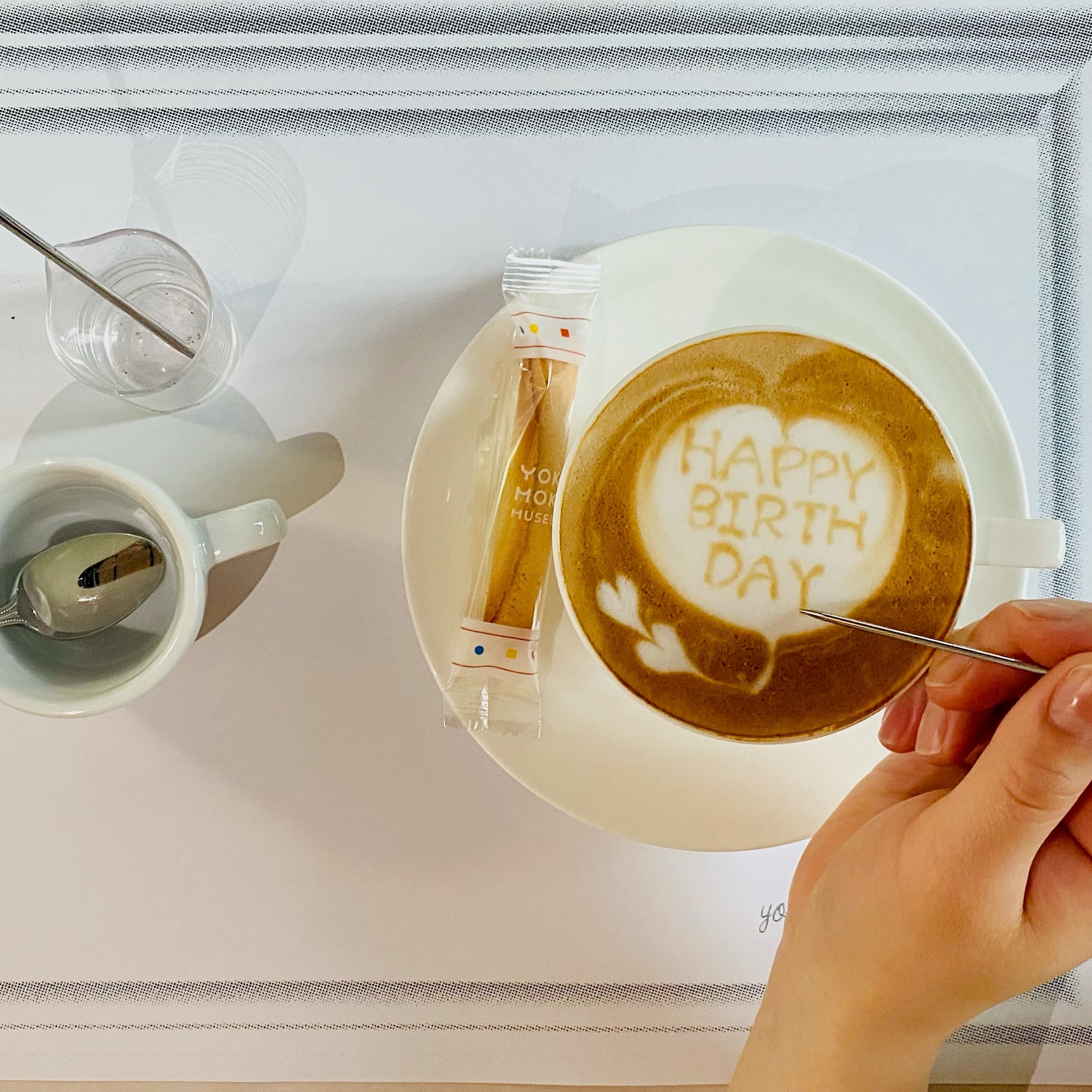 ヨックモックミュージアム、JAF会員様向け特別優待企画「アプリクーポンキャンペーン」を2023年10月24日～12月24日の期間限定で実施のサブ画像7_バリスタ監修のラテアートを体験できるメニュー『art for latte』1,200円（税込）