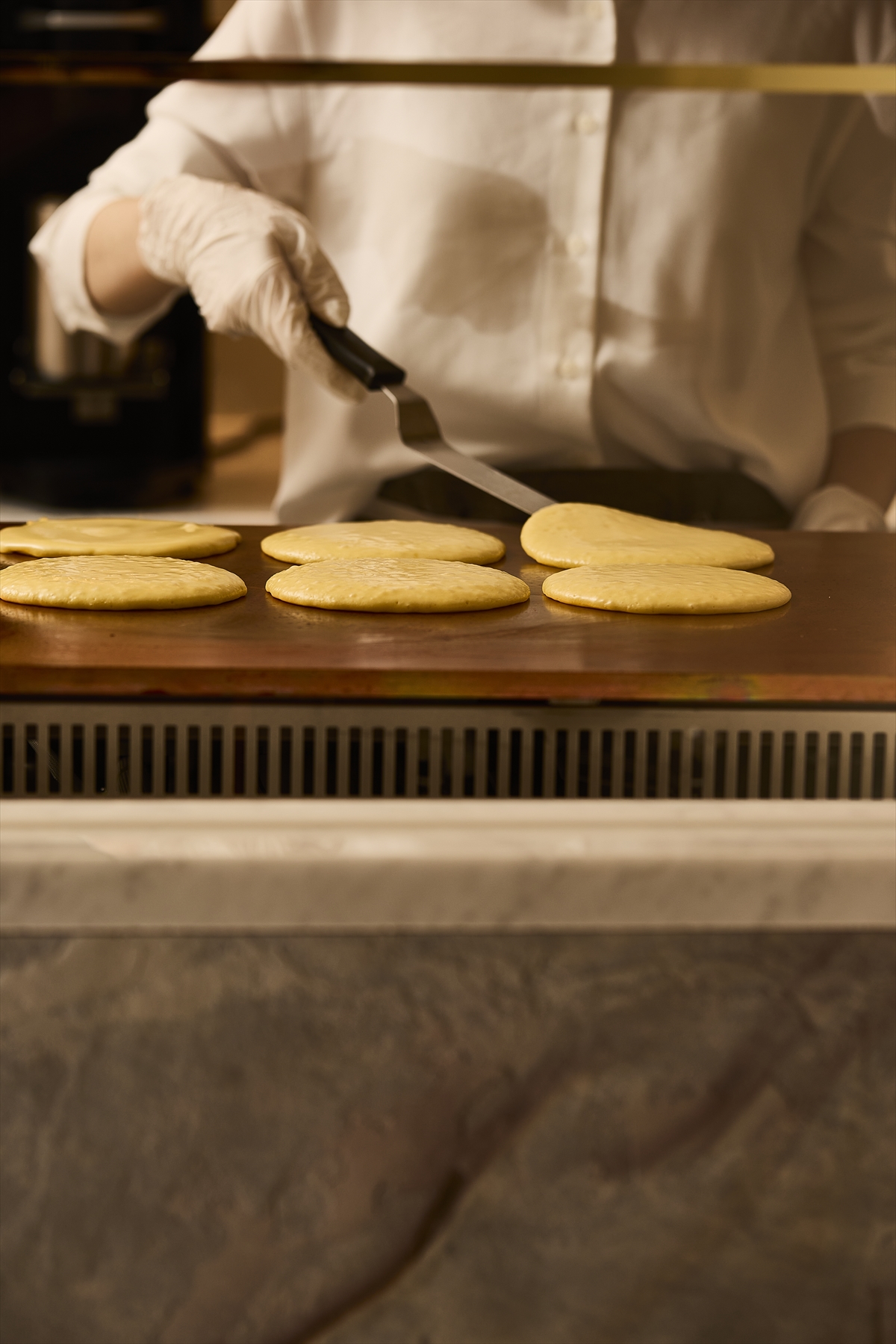 バタリーの新店「Buttery Cafe（バタリーカフェ）」が11月22日オープン！フランス産発酵バターのホットケーキやシュガーバタークレープがカフェ限定で新登場のサブ画像4_銅板でホットケーキを焼き上げる様子