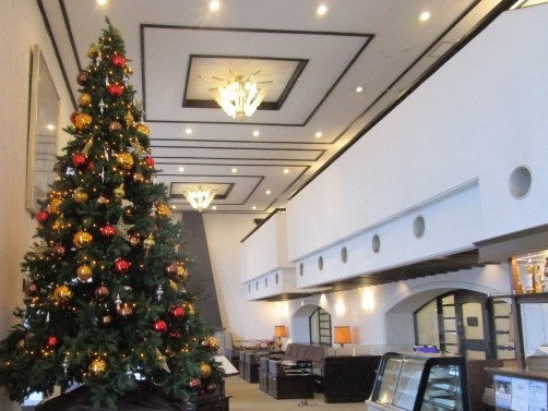 小田急 山のホテルクリスマスイベント2023のサブ画像2_高さ6mのクリスマスツリー