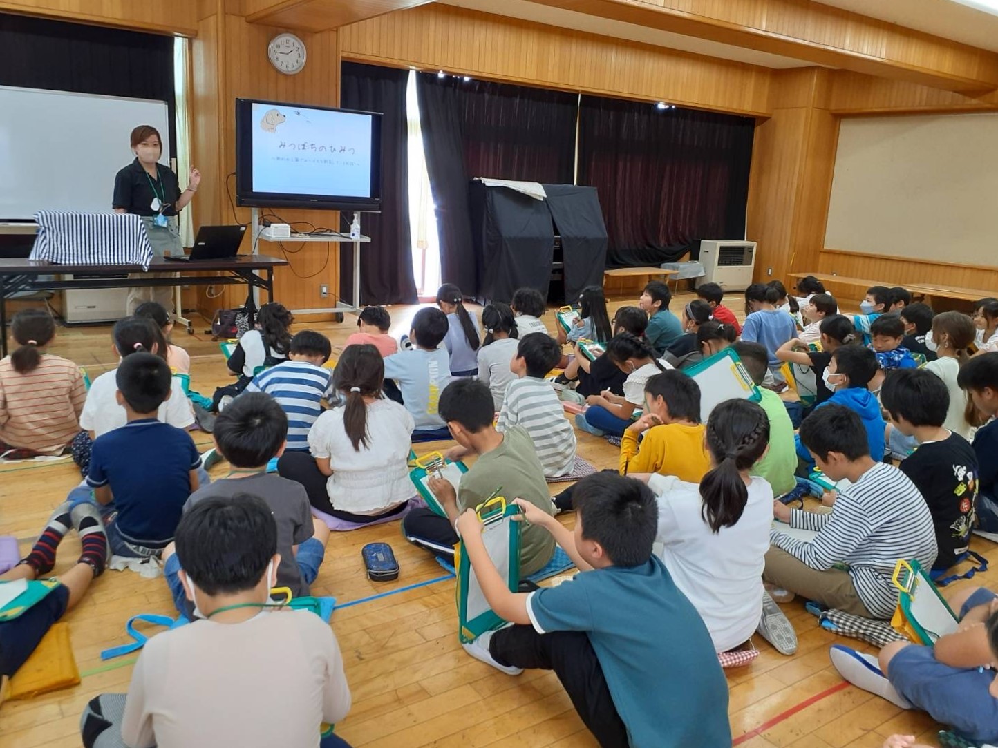 【新横濱土産！】横浜の公園産はちみつ使用「横濱ローズコロレ はちみつリーフパイ」JR新横浜駅にて販売開始（横浜市新杉田公園）のサブ画像9_近隣の小学校へ「はち育®」の出張授業を行うなど定期的に環境教育を実施しています